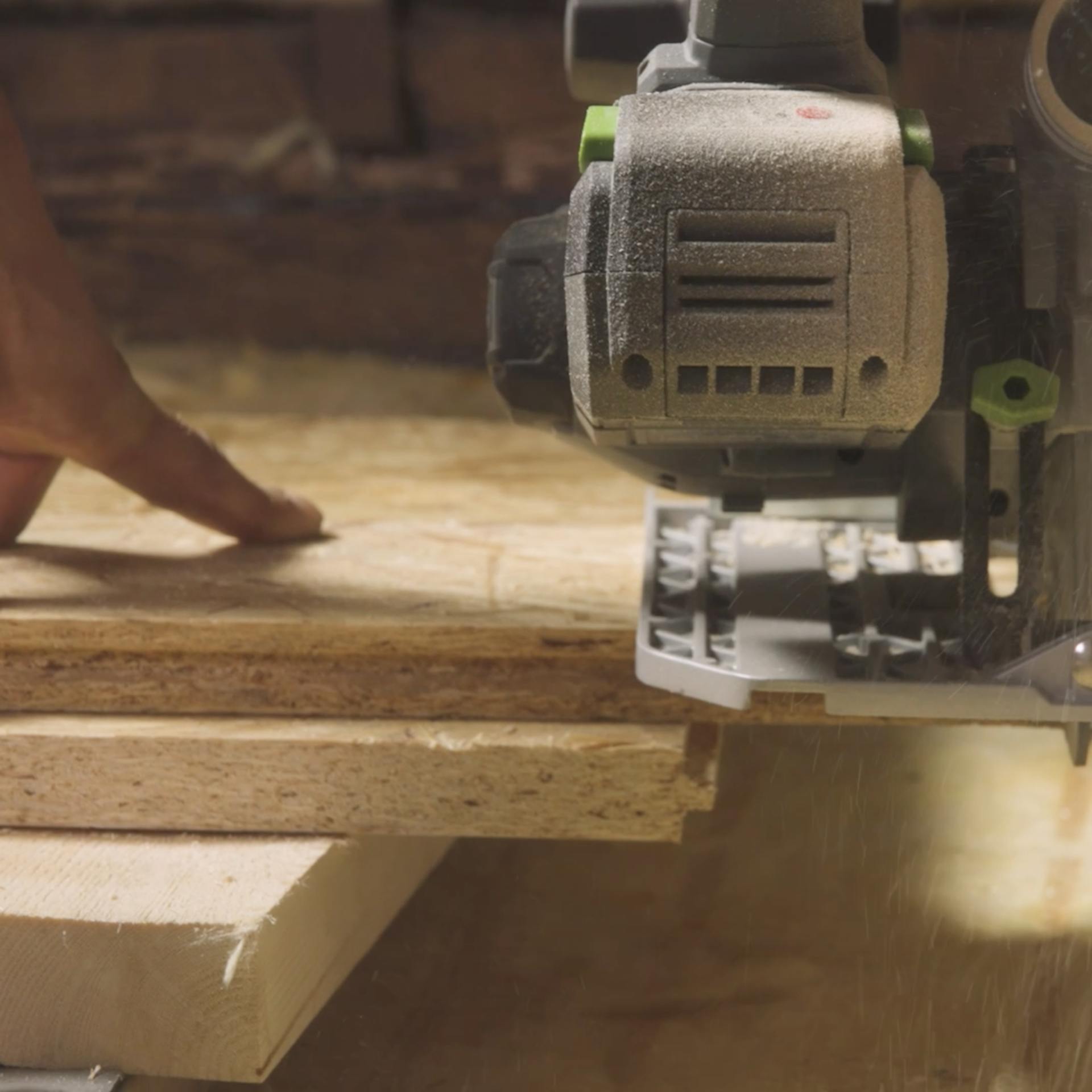 Nut mit mit Säge abtrennen.