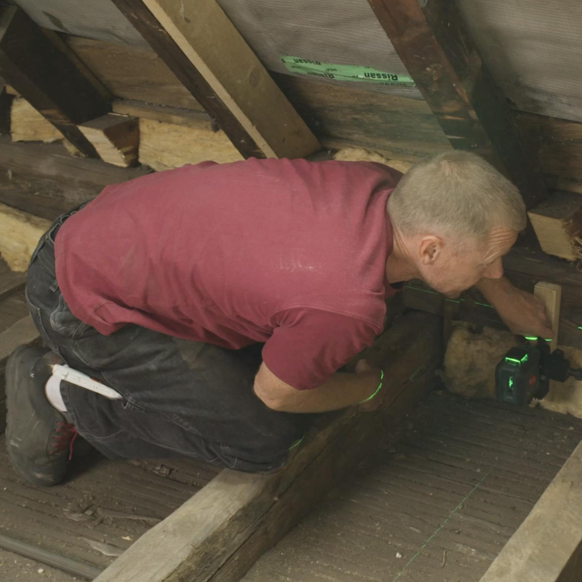 Lasergerät wird von Handwerker eingestellt und ausgerichtet.