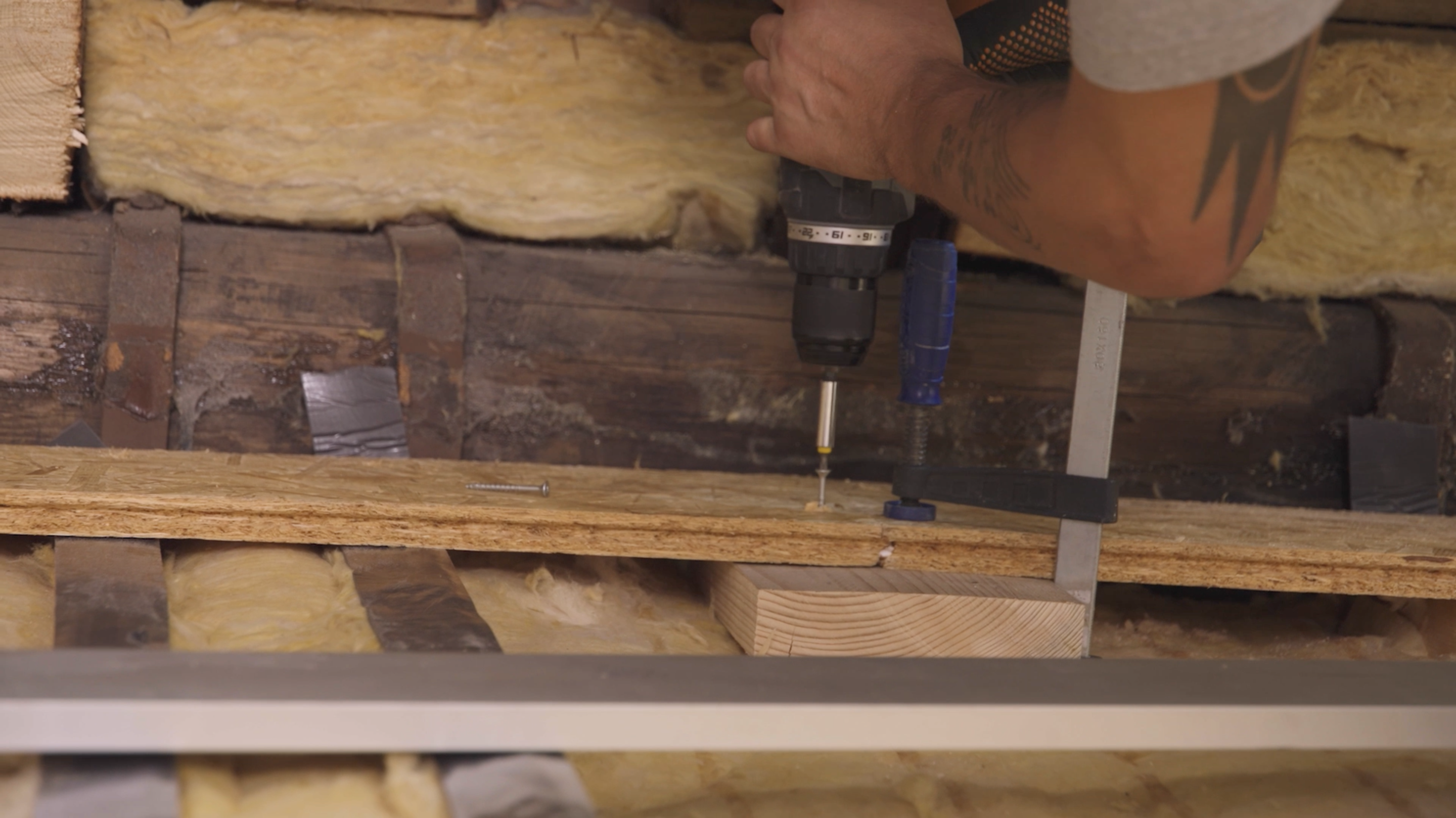 OSB Platten verschrauben.