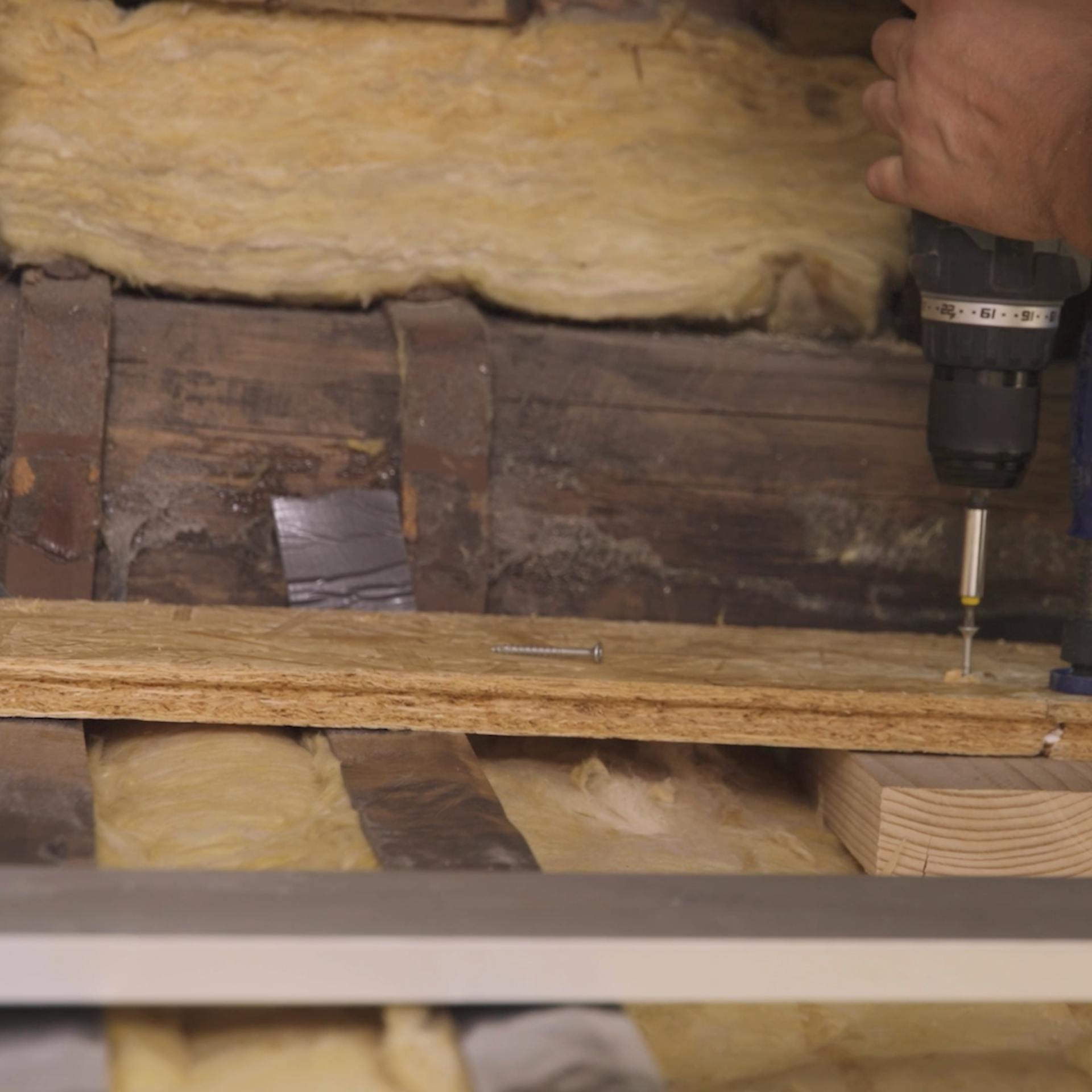 OSB Platten verschrauben.