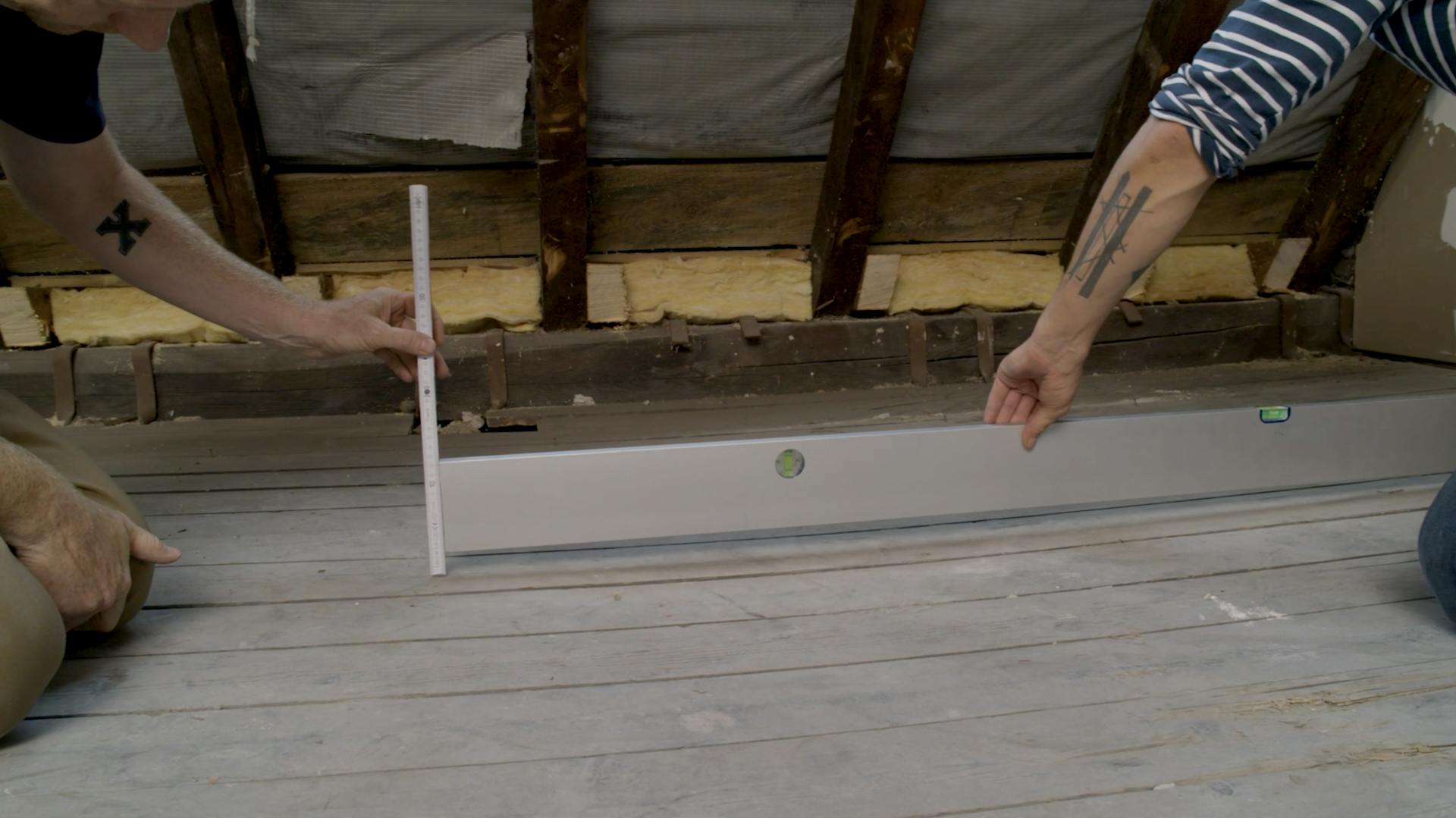 Dachboden und auf dem der Boden lieben OSB-Platten.