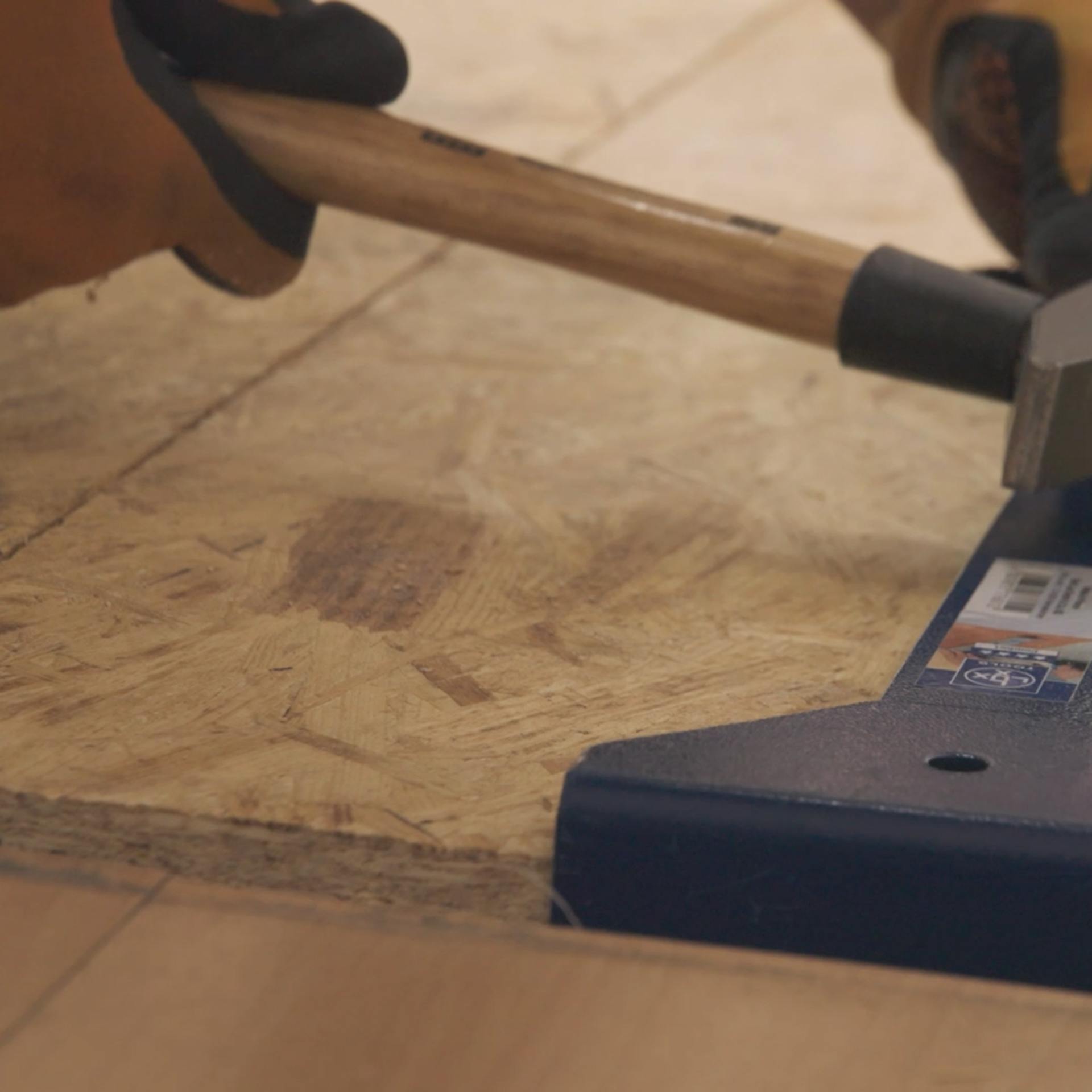 Mit Zugeisen das Brett befestigen.