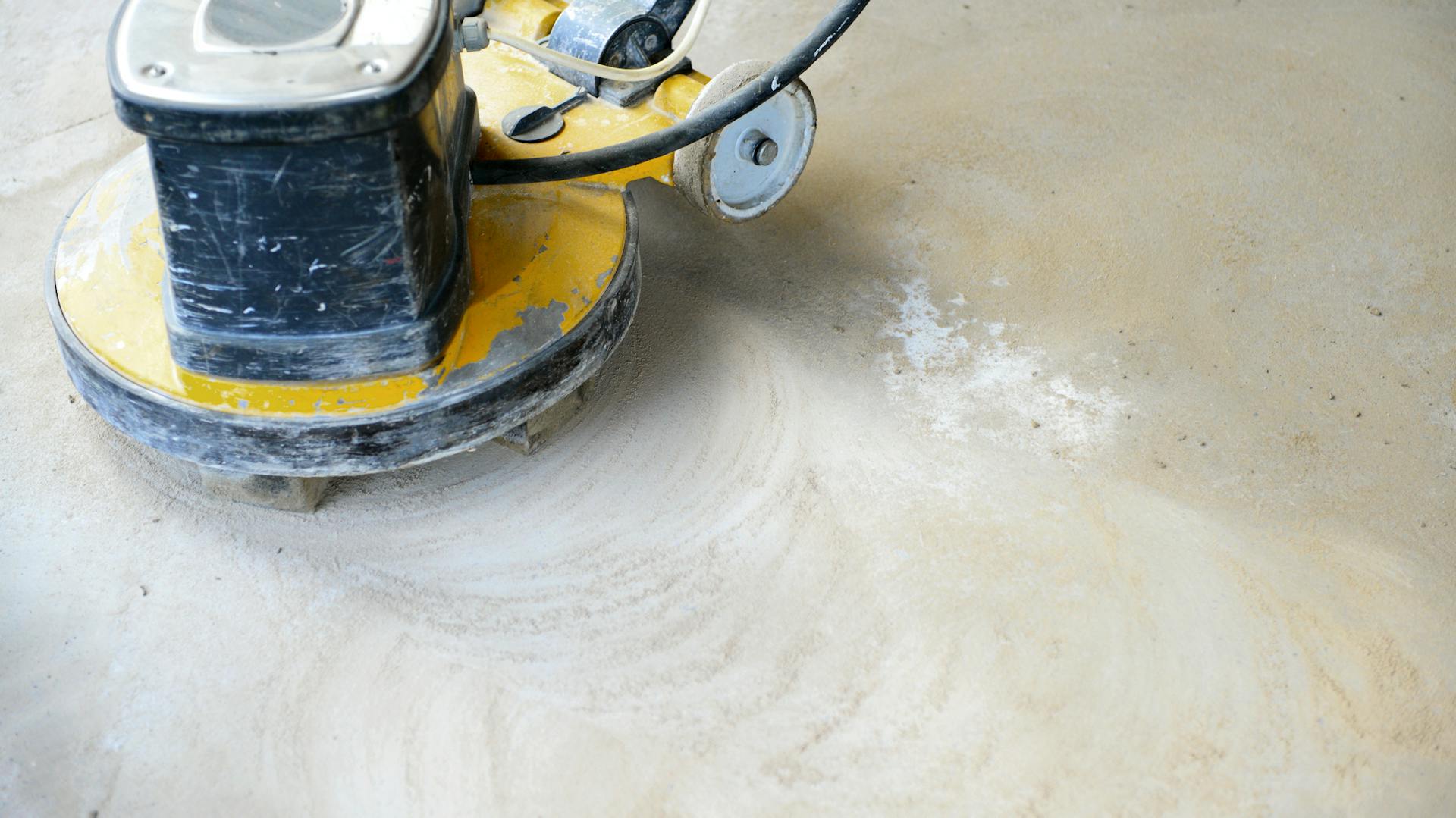 Nahaufnahme von den Schleif- und Polierarbeiten an einem Betonboden