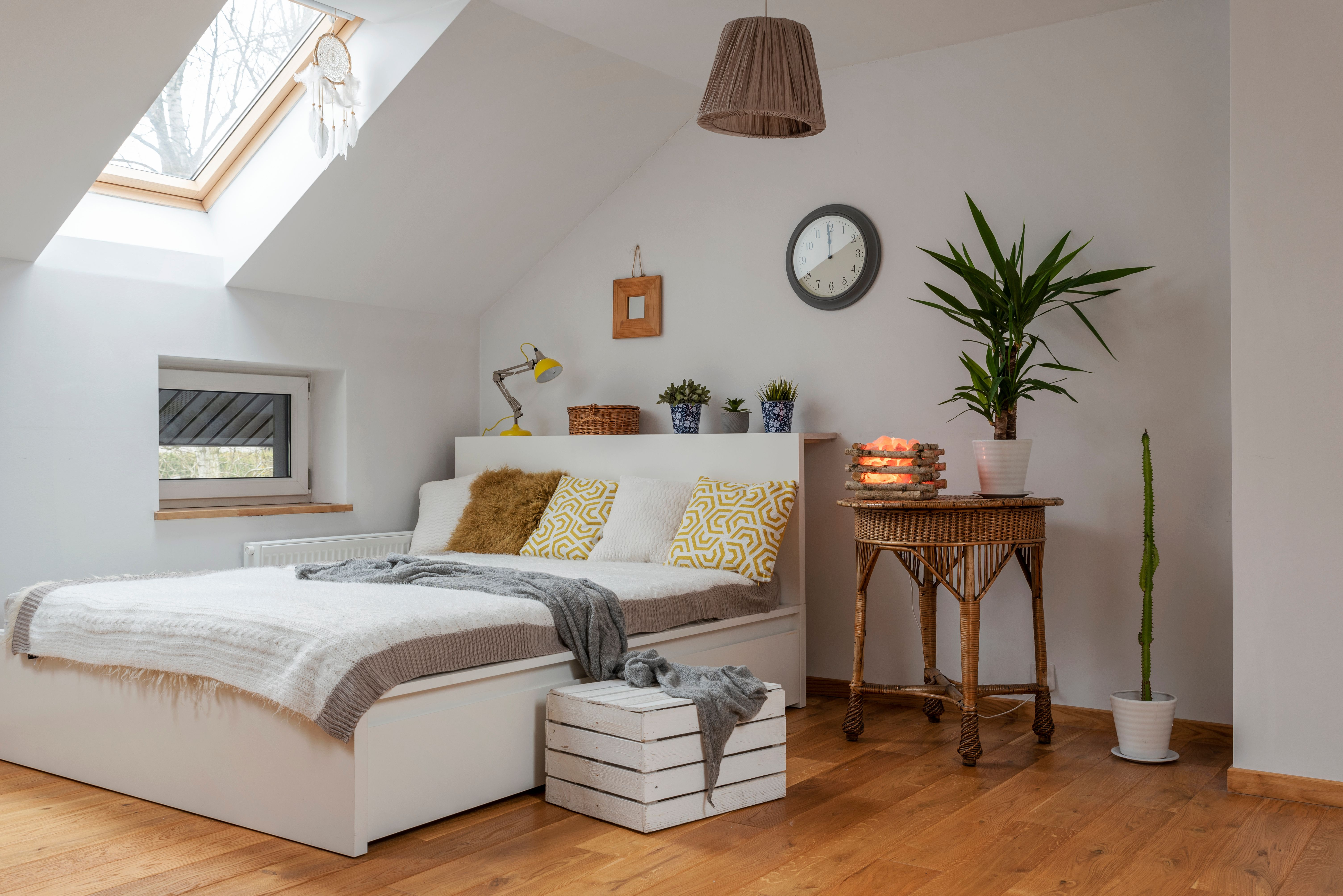 Schlafzimmer mit Bett auf dem Dachboden.