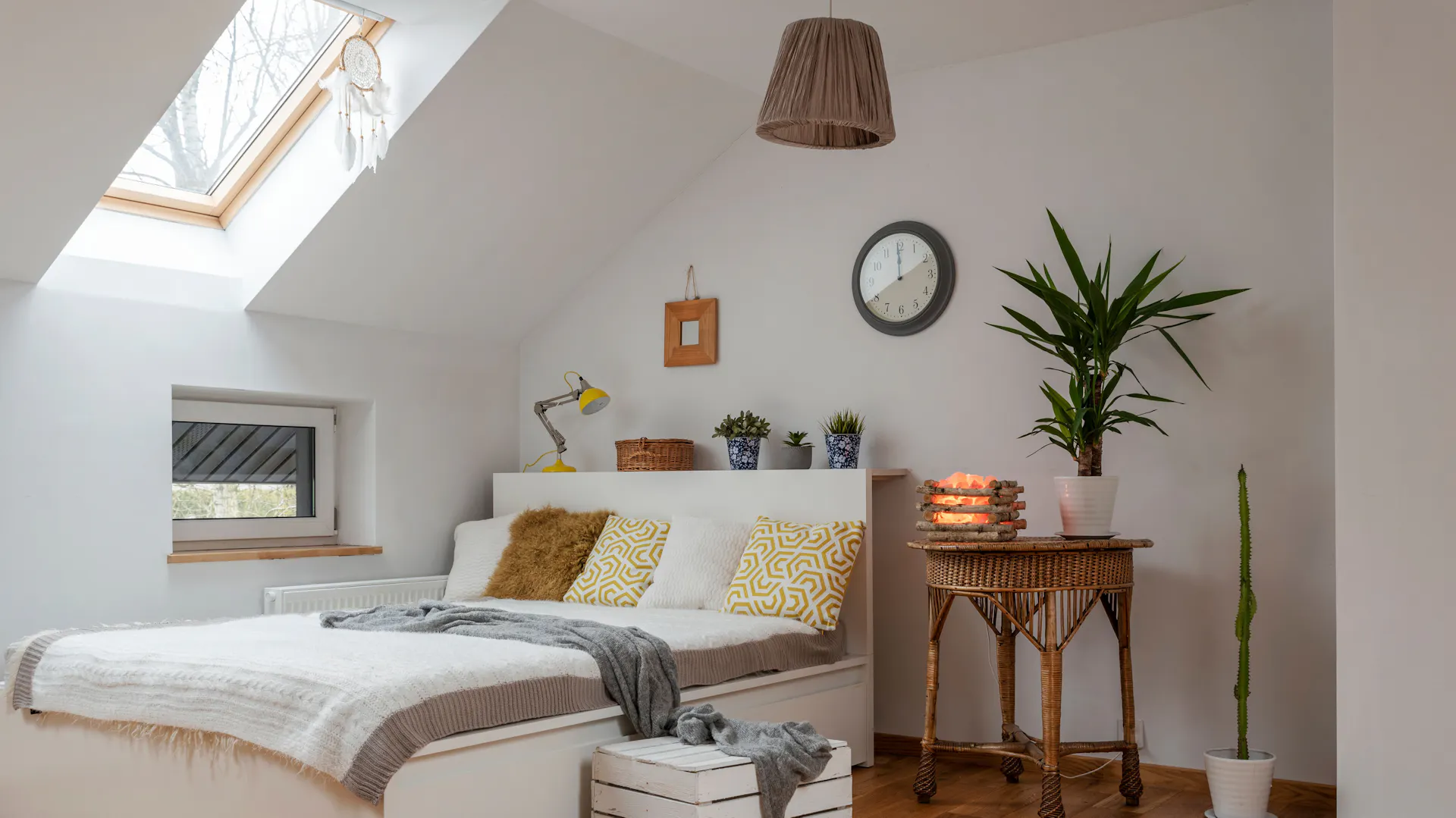 Schlafzimmer mit Bett auf dem Dachboden.