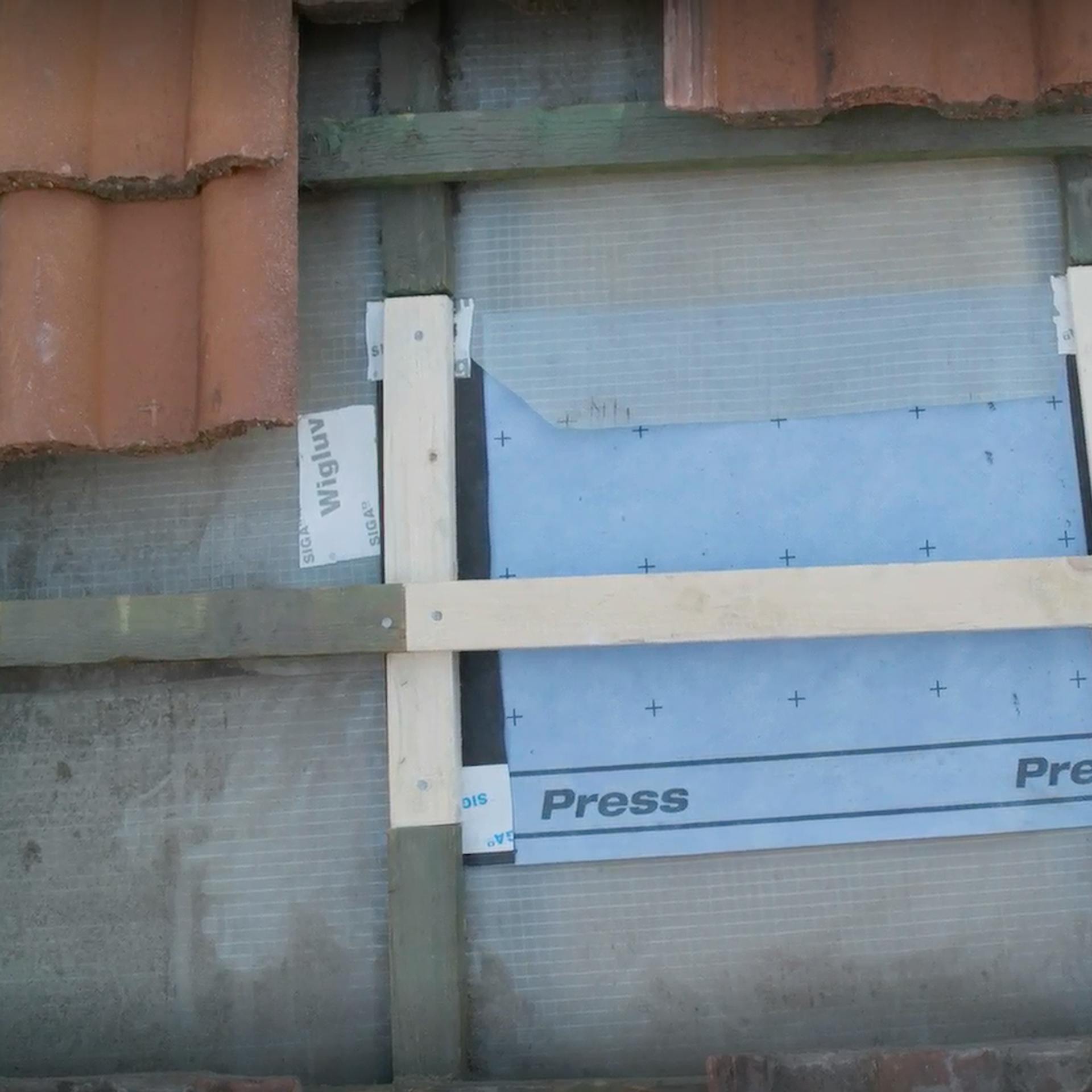 Novo osadené laty na novom podstrešnom páse.