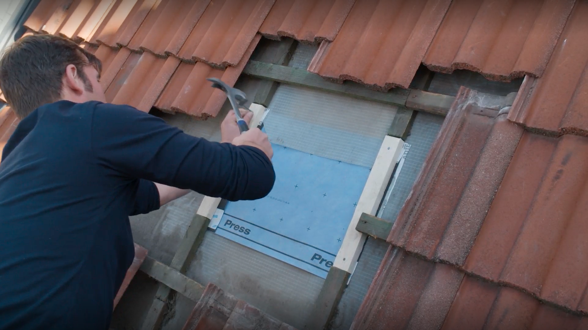 Pracovník vkladá nové kontralaty.