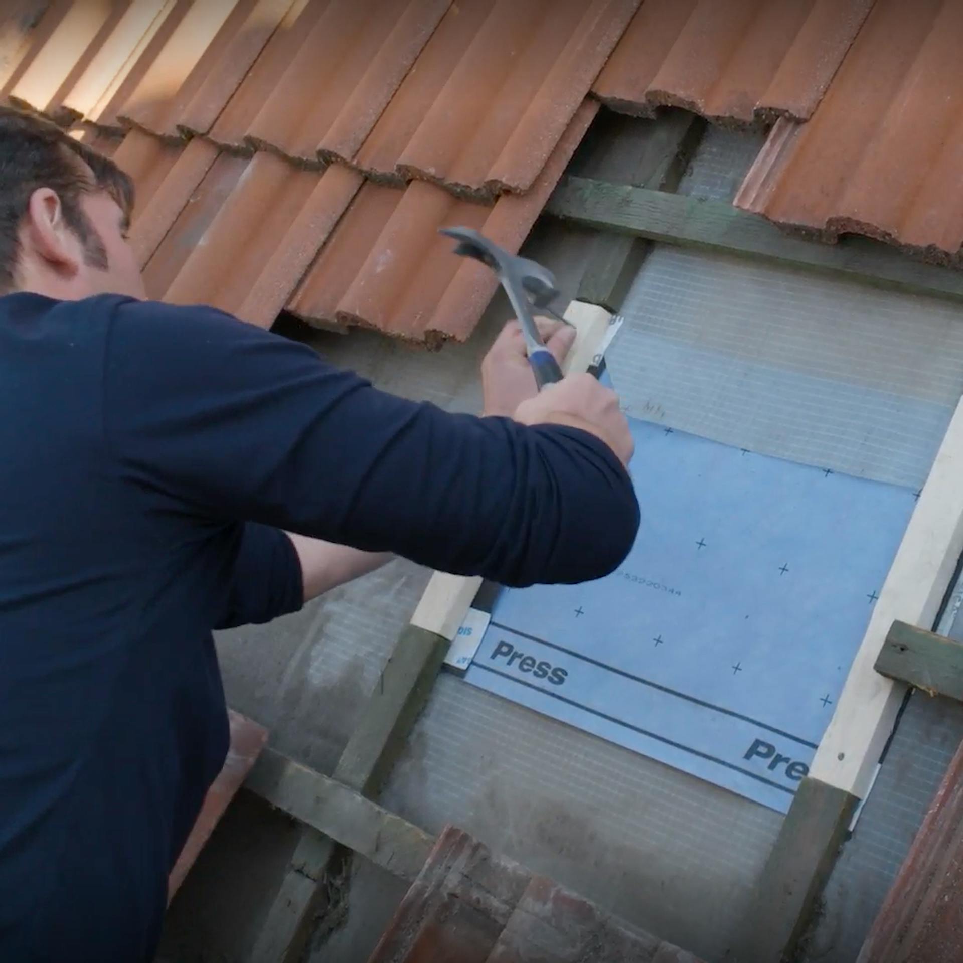 Pracovník vkladá nové kontralaty.