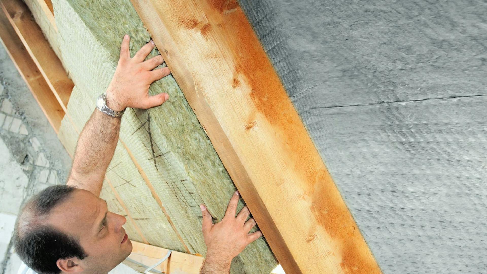 Un appassionato del fai da te isola il timpano sul tetto dall’interno.