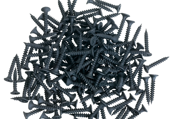 Černé šrouby na hromádce