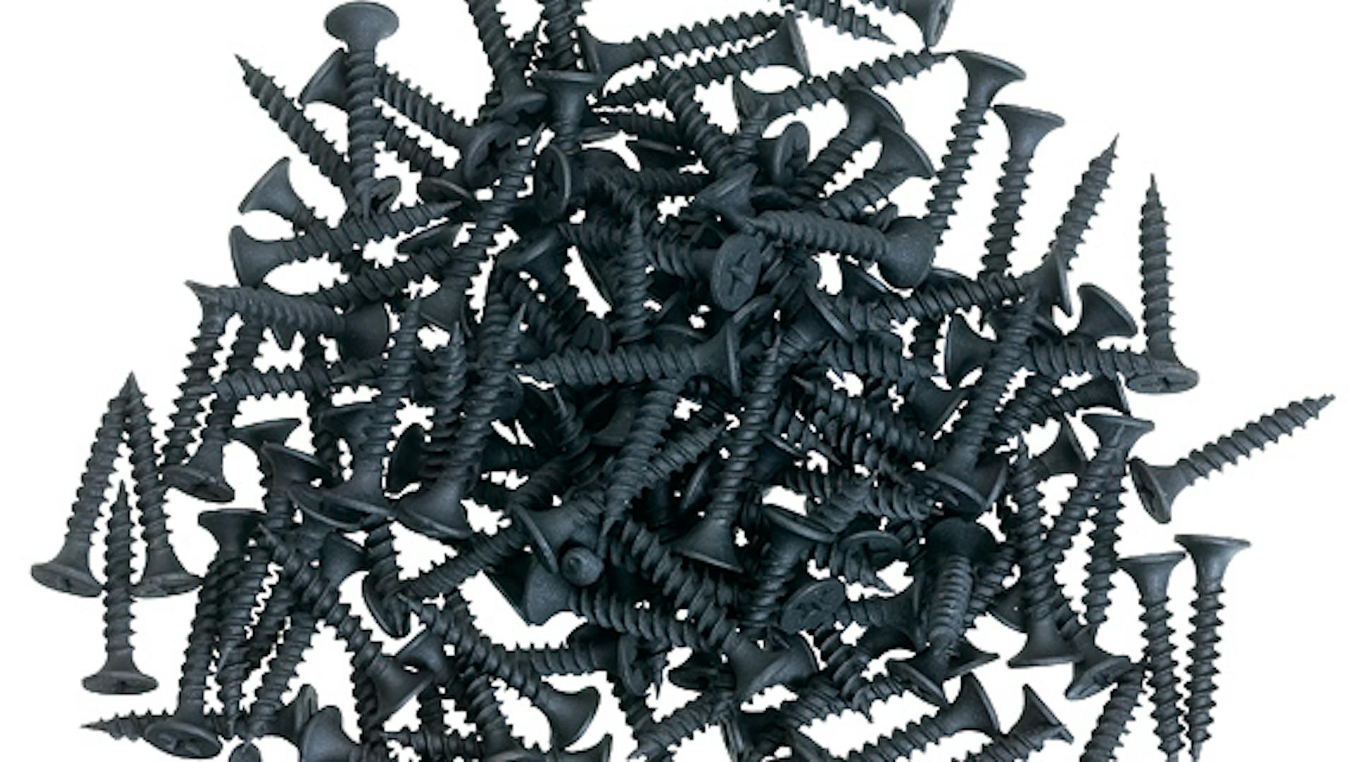 Schwarze Schrauben auf Haufen