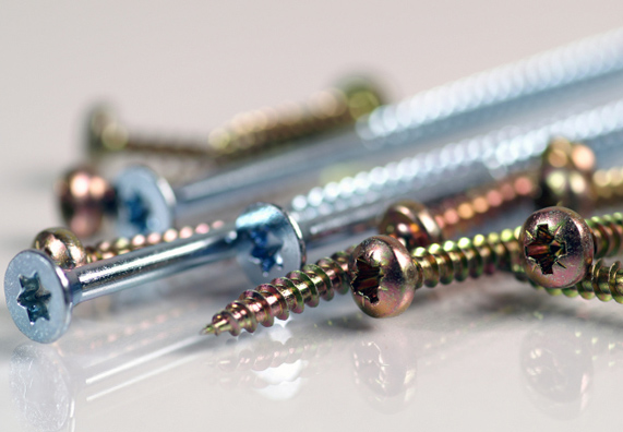 Různé šrouby na ploše