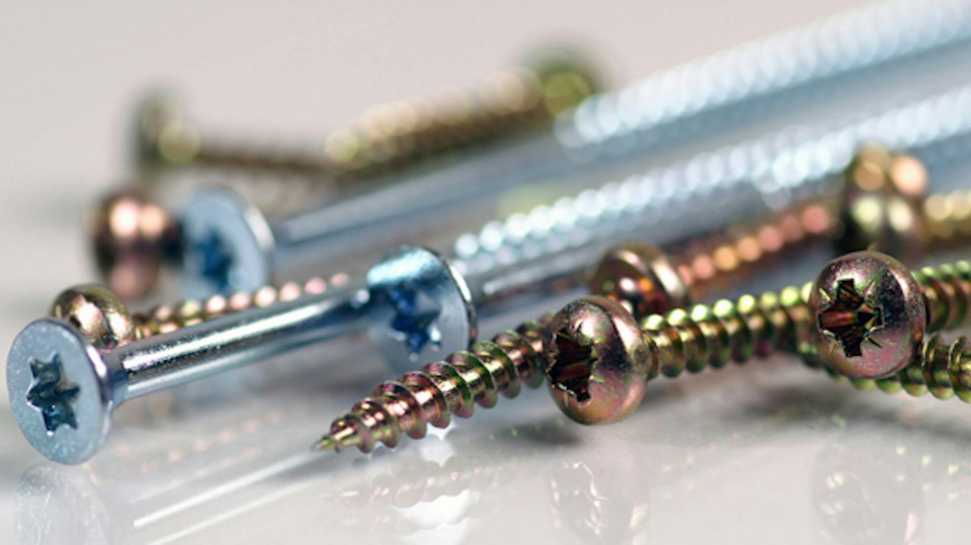 Verschiedene Schrauben auf Oberfläche