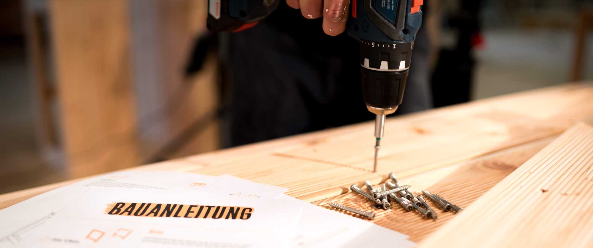 Akumulátorový šroubovák šroubuje vrut do dřeva