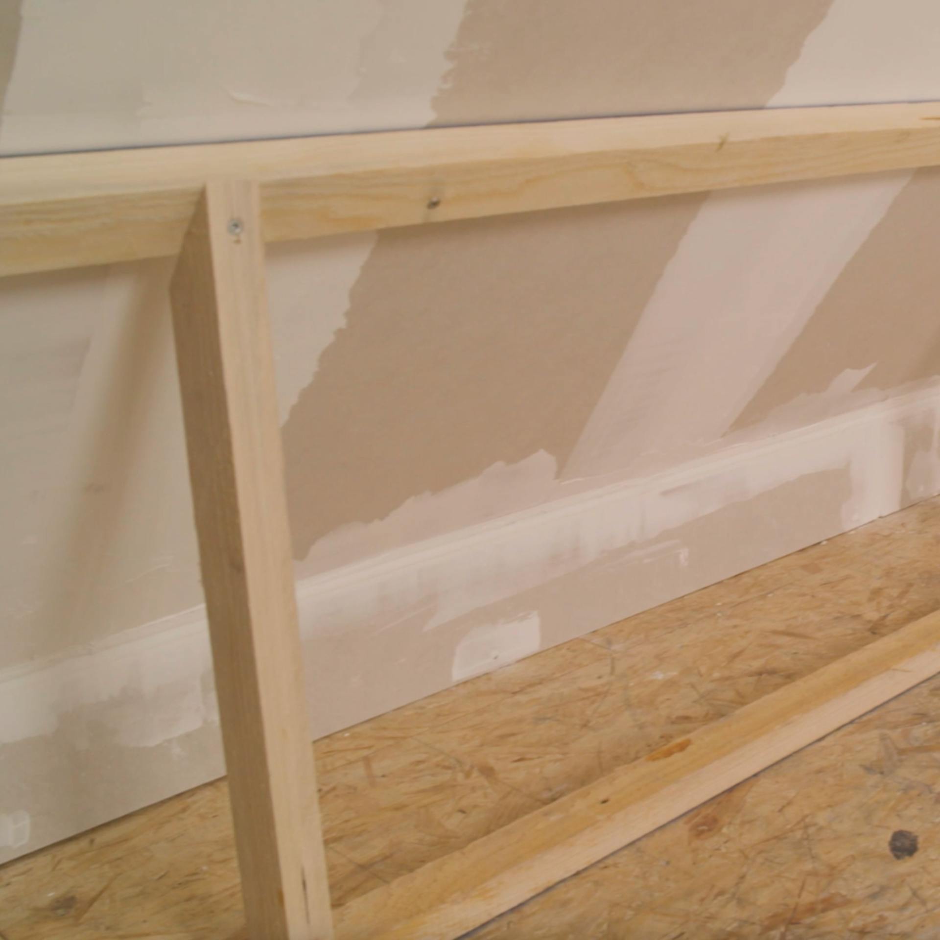 Ein Holzgerüst als Unterbau für den Drempel an einer Dachschräge.