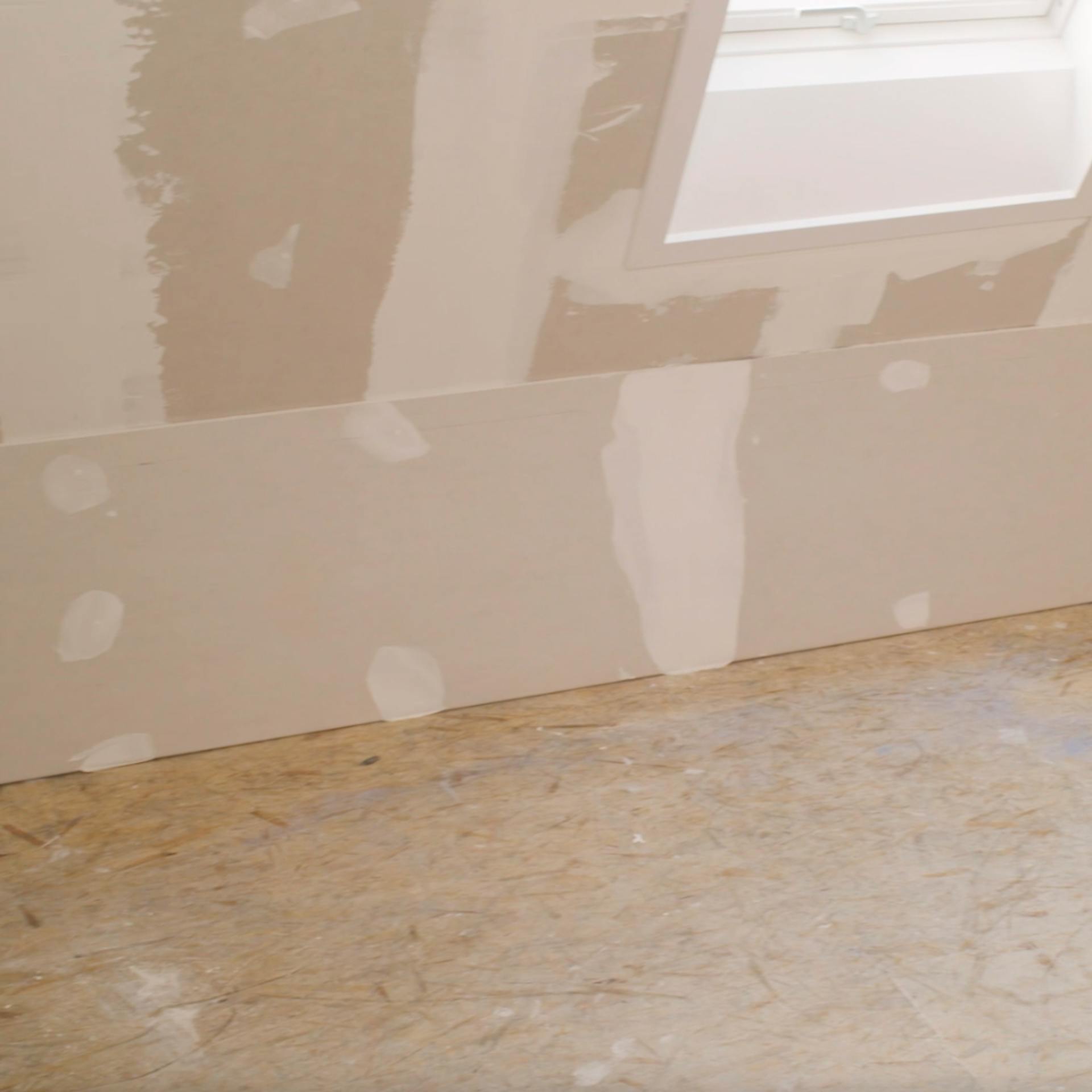 Ein Drempel mit fertig verspachtelten Fugen und Schrauben.