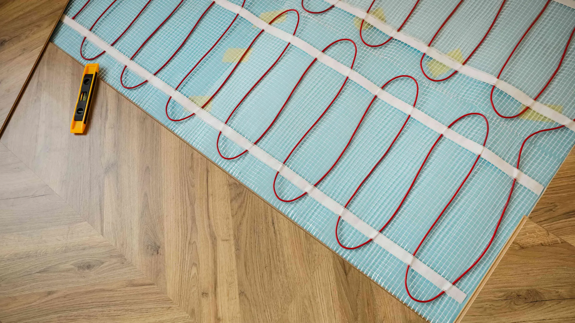 Elektrische Fußbodenheizung unter Laminat.