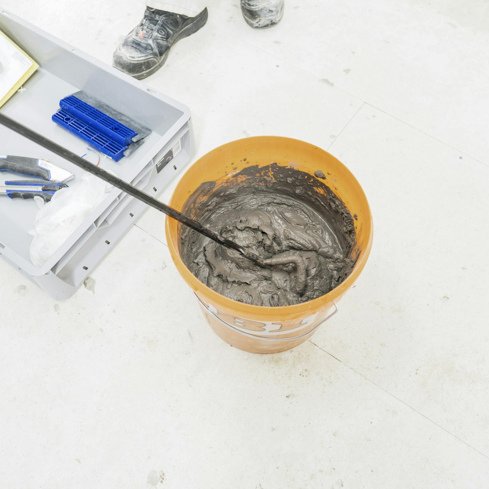 Fugenmörtel wurde in einem großen Eimer angemischt.