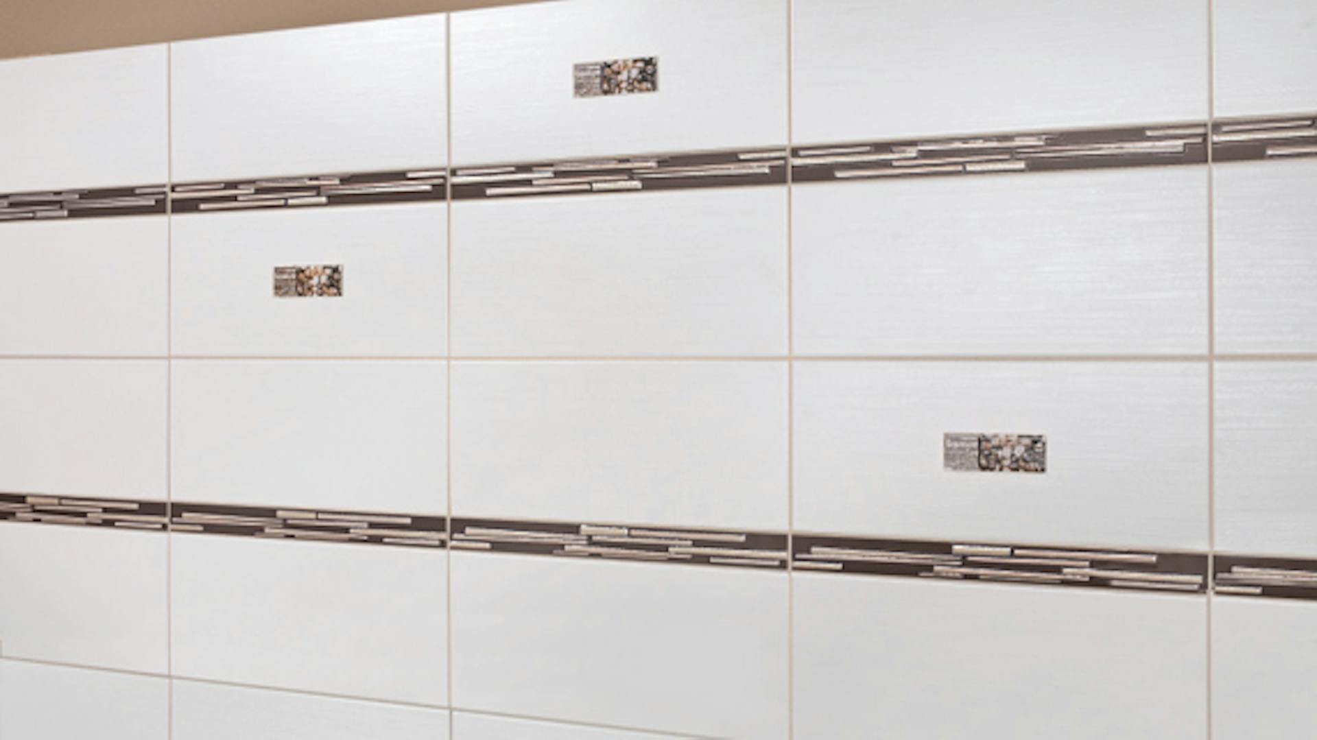 Zwischen den Fliesen wurden Bordüren angebracht.