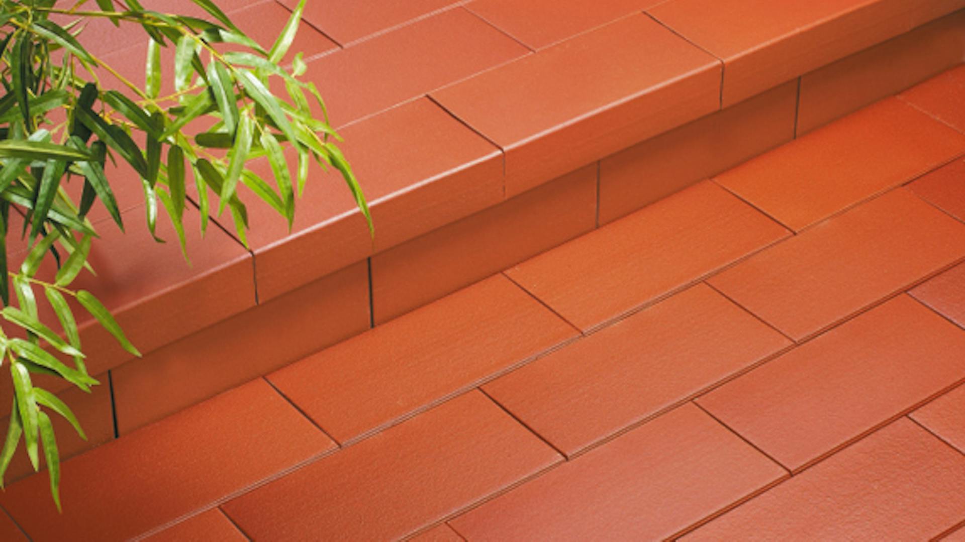 Der Boden wurde mit Steinzeugfliesen gefliest.