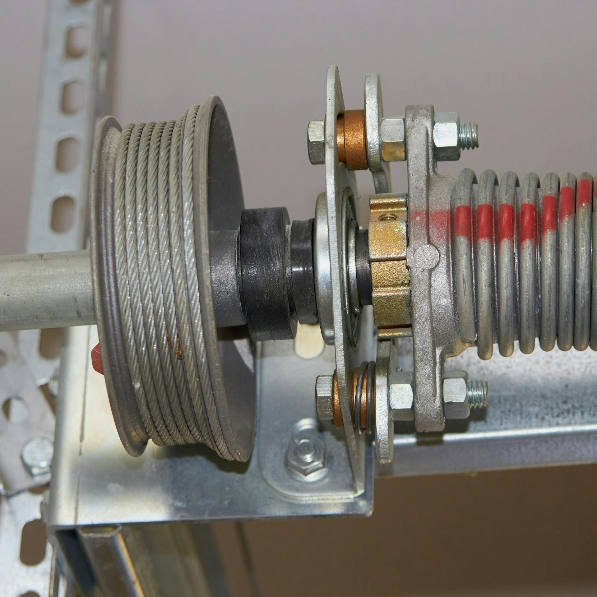 Torsionsfeder eines Sektionaltores.