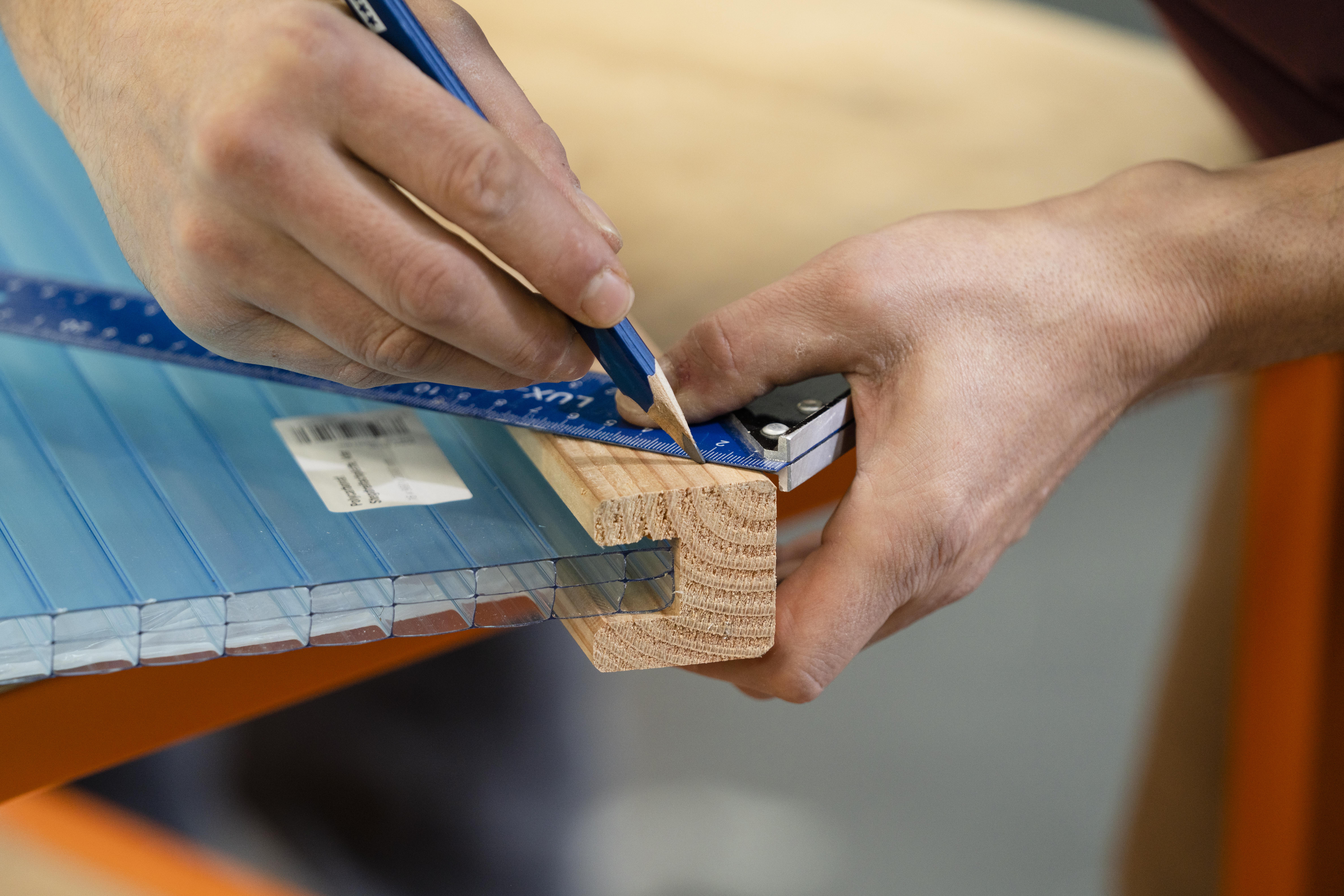 Megjelölik a szöget egy lécen.