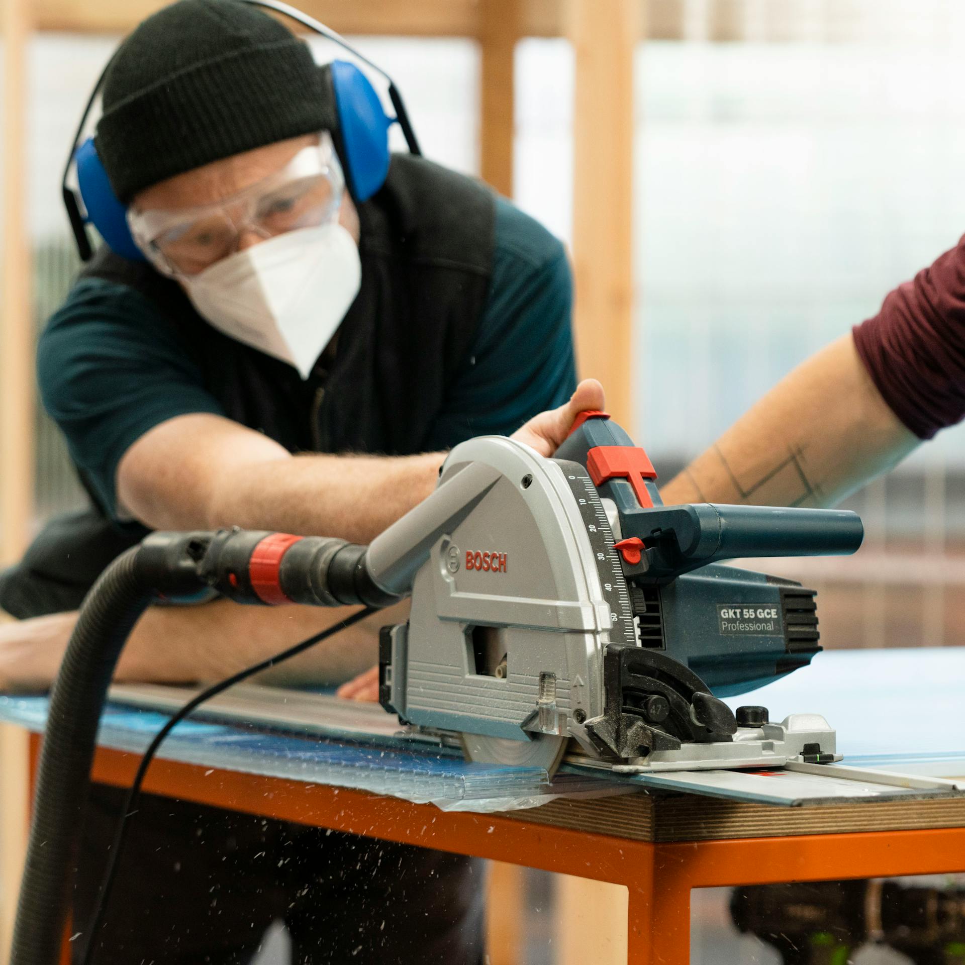 Egy akril üvegtáblát vágnak