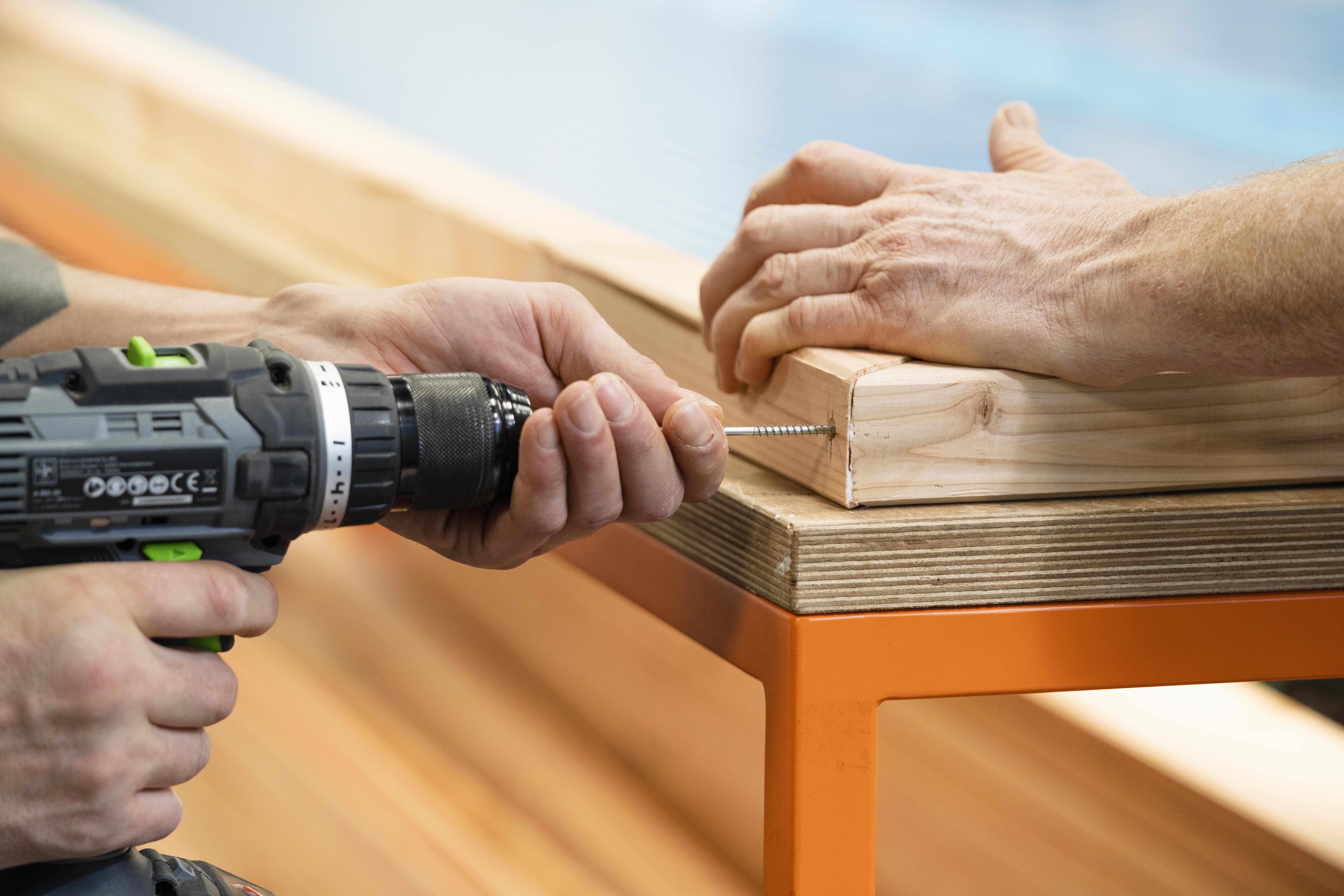 Eine Schraube wird mit dem Akkuschrauber festgezogen