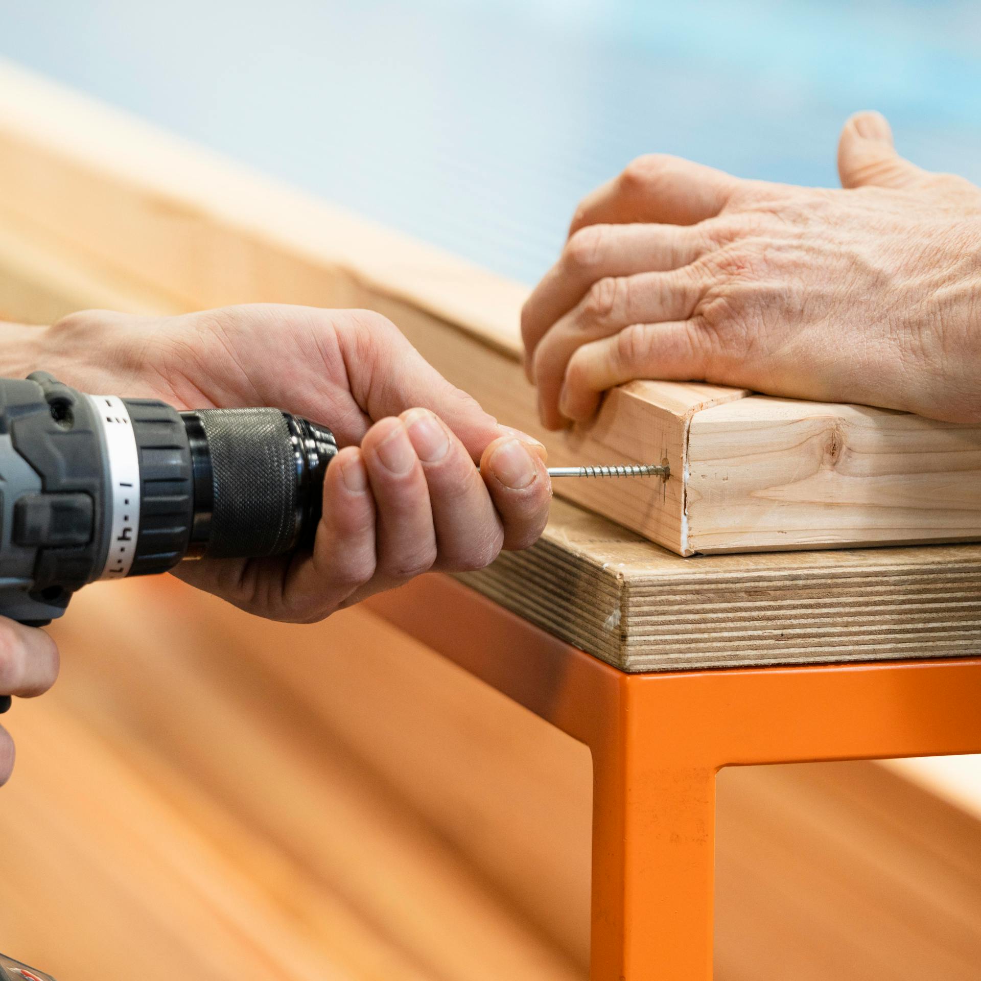 Eine Schraube wird mit dem Akkuschrauber festgezogen