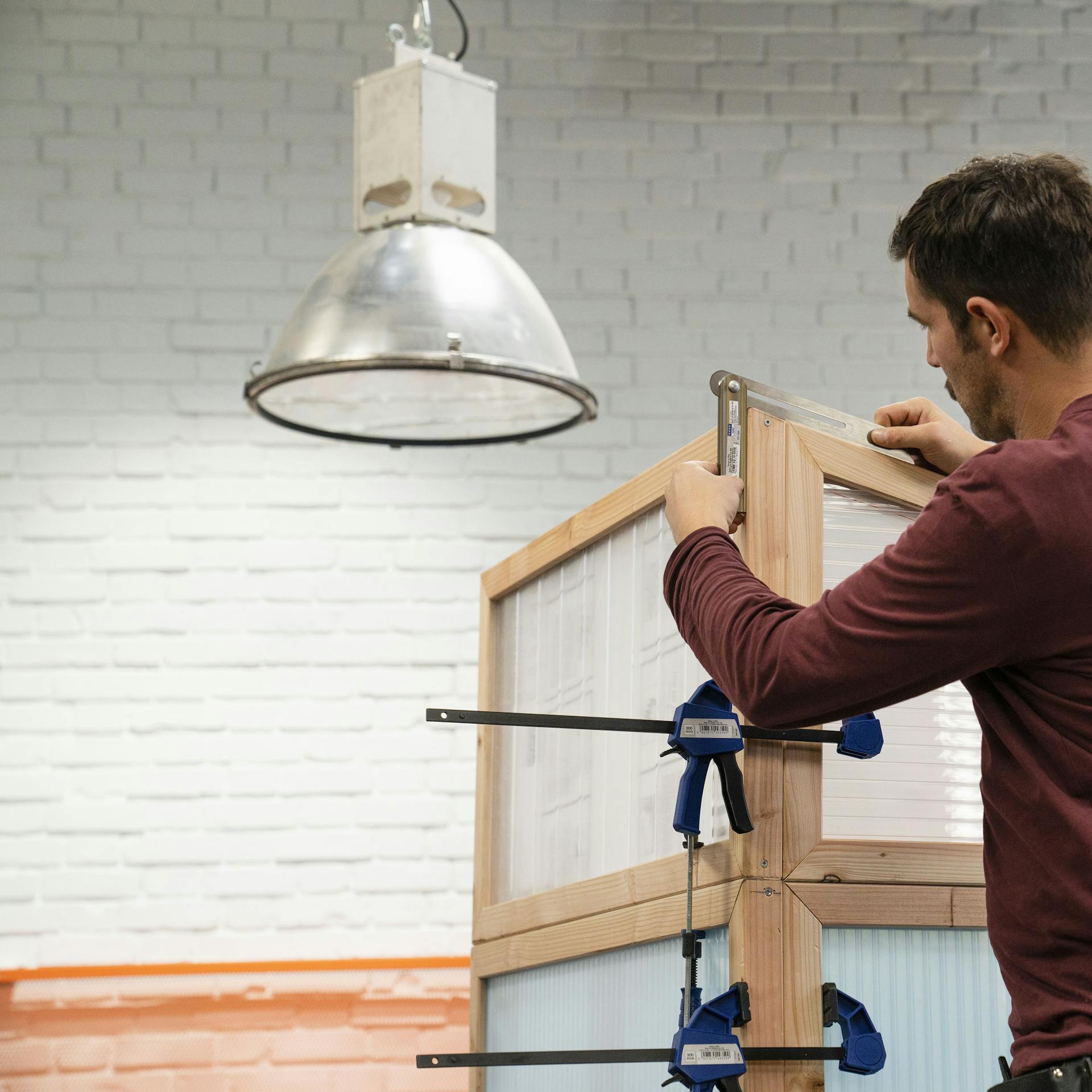 Heimwerker misst Winkel für Dachschräge mit Schmiege.