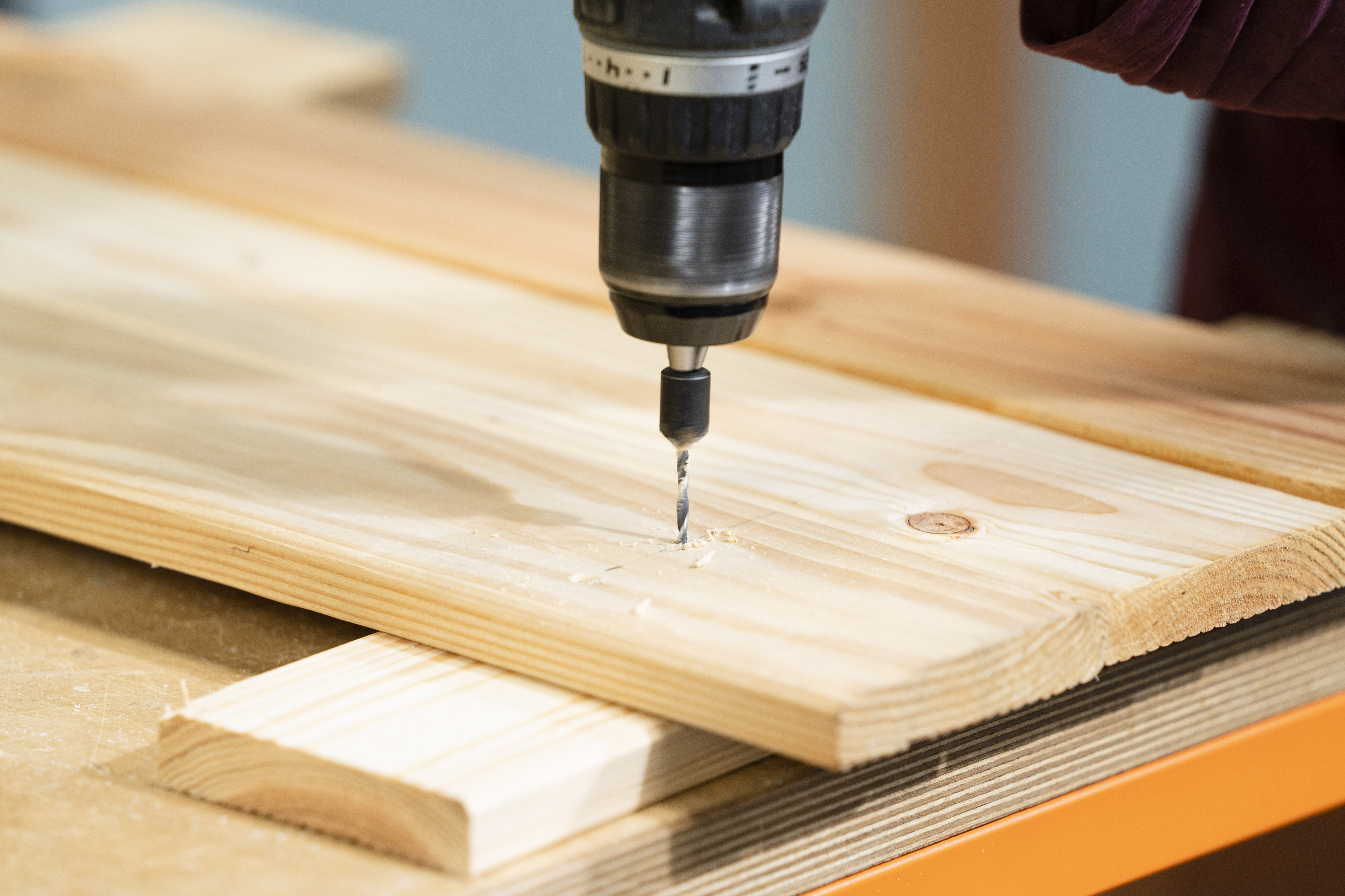 Lyukat fúrnak a lécbe.