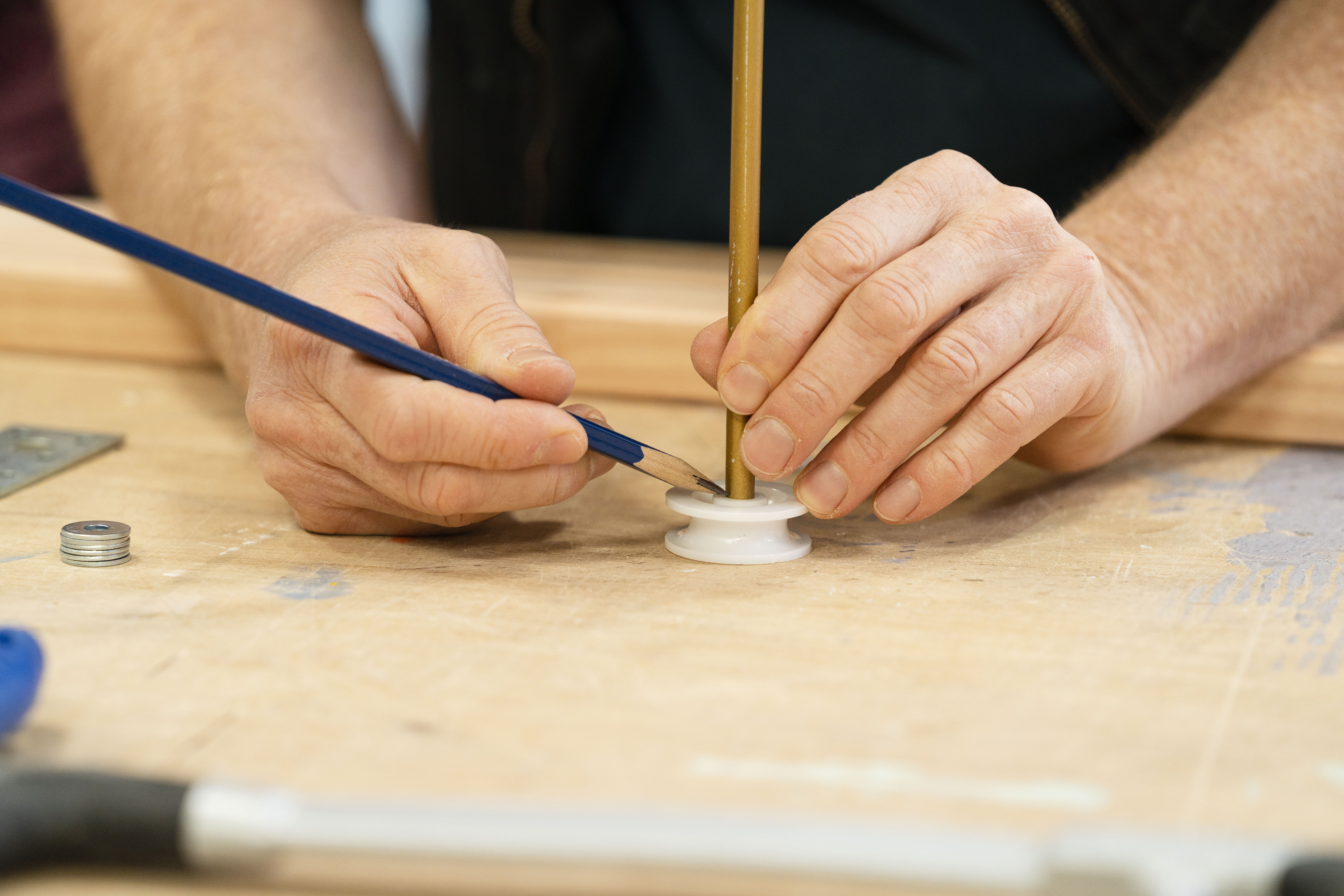 A kerek rudat a görgőbe tolják