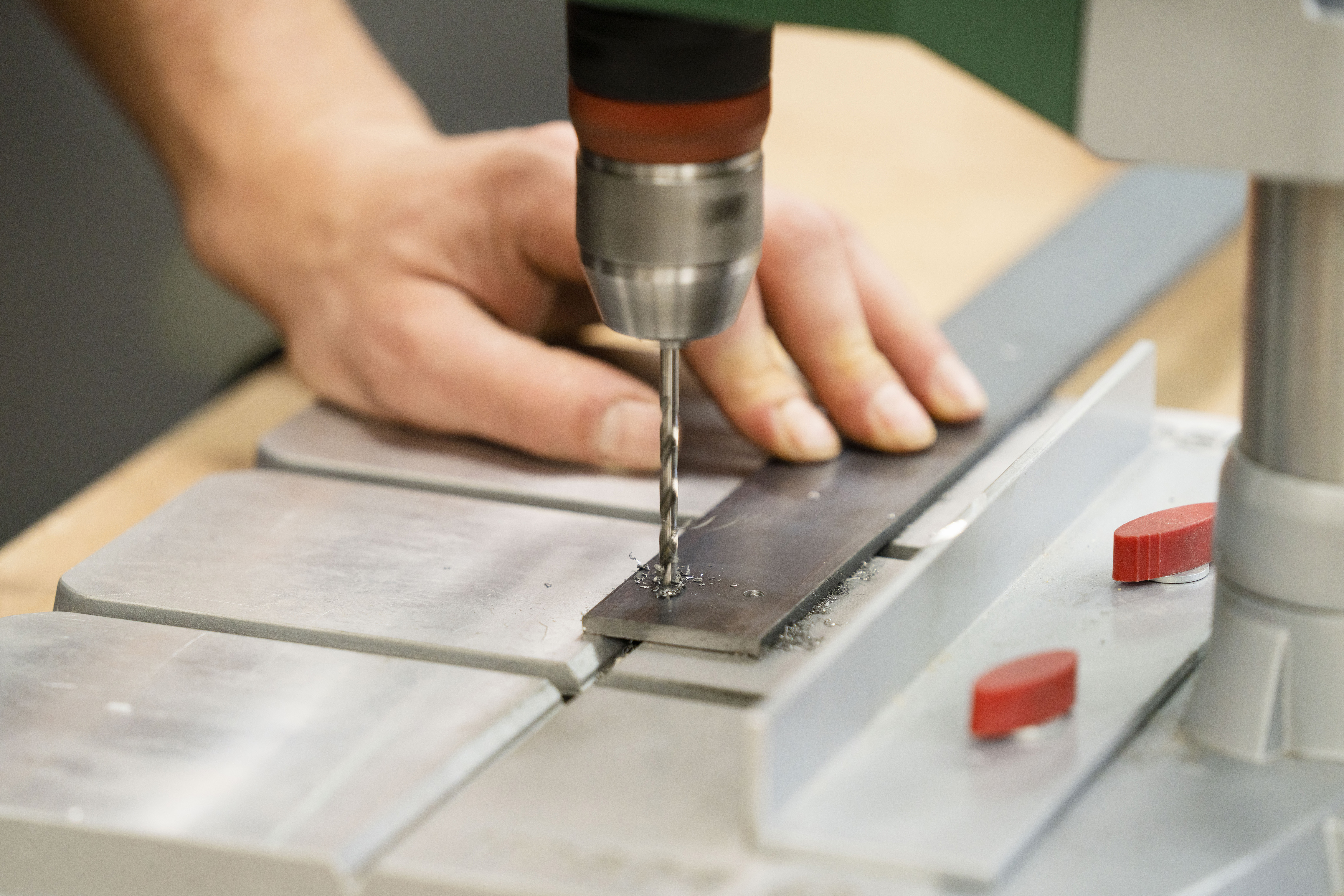 Egy lyukat fúrnak a fémsínbe