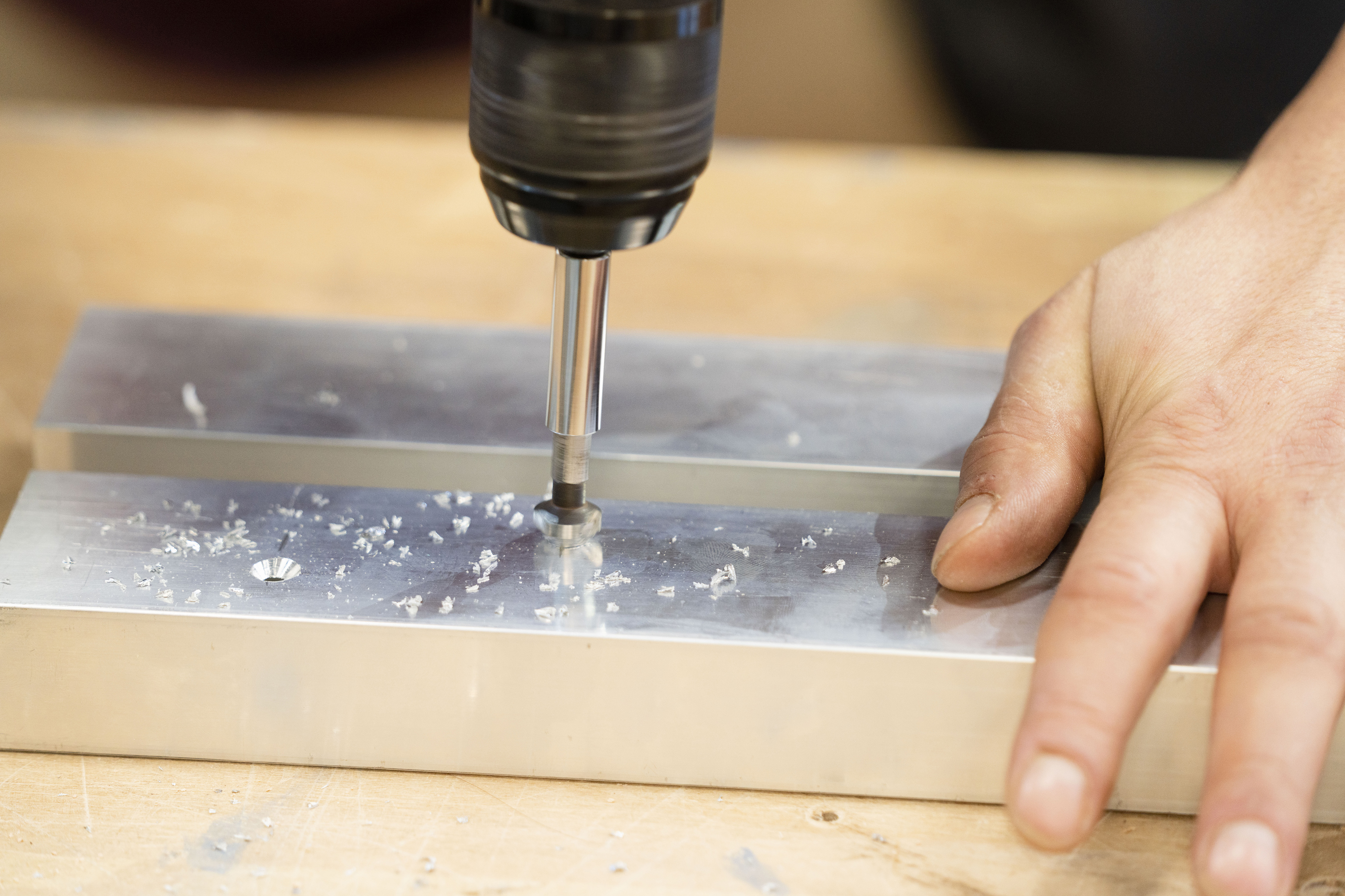 Un profilé en aluminium est percé.