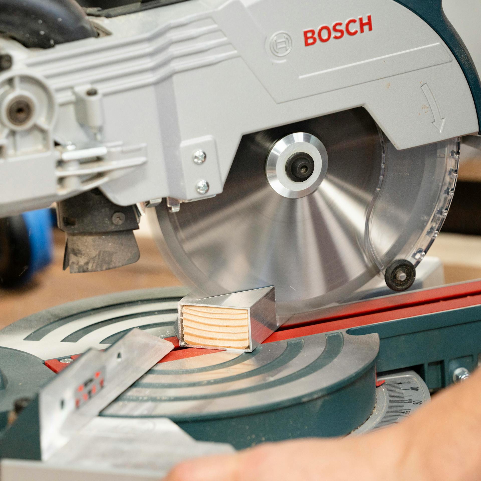 Gérbe vágják az aluprofilokat.