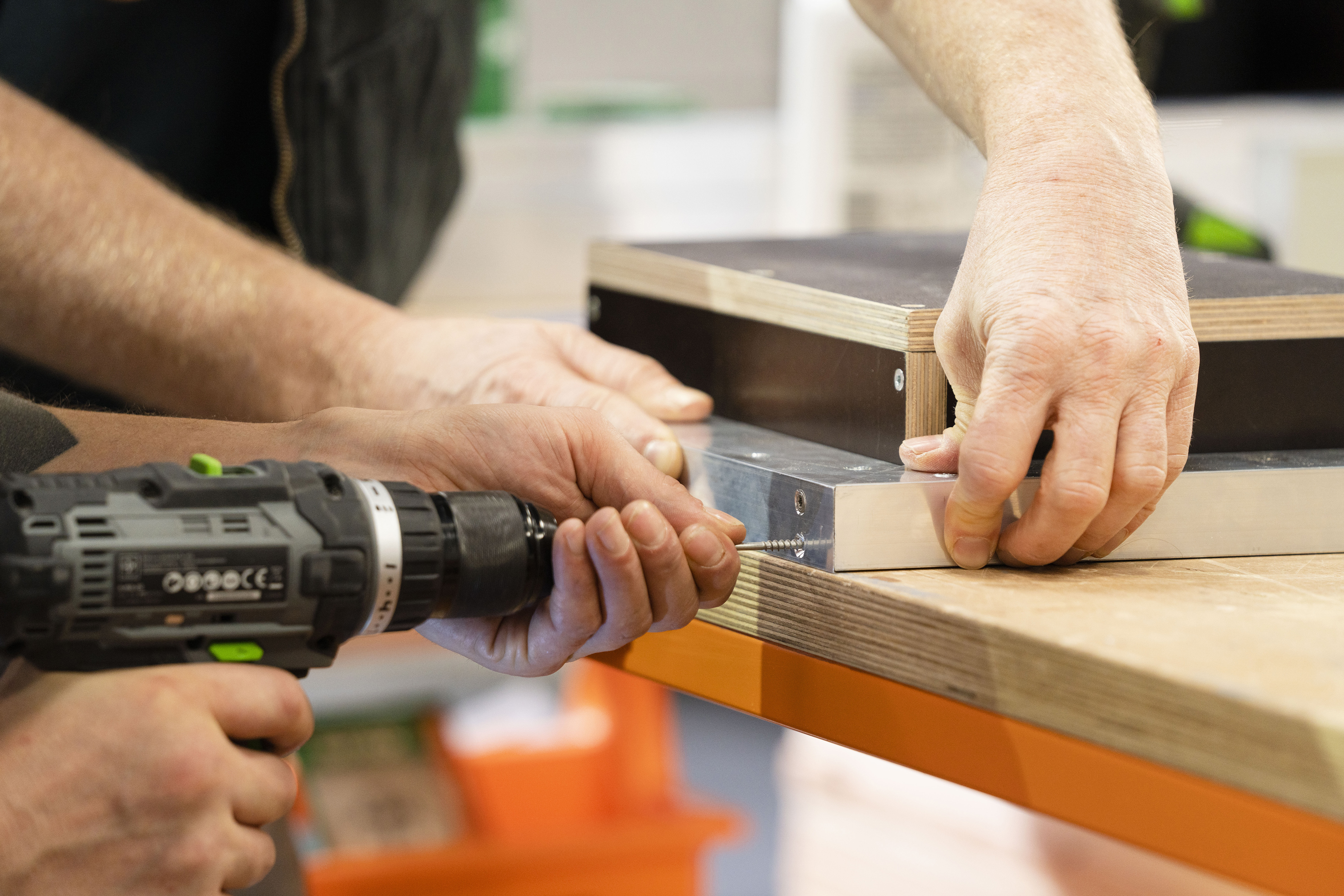 A keretet összecsavarozzák