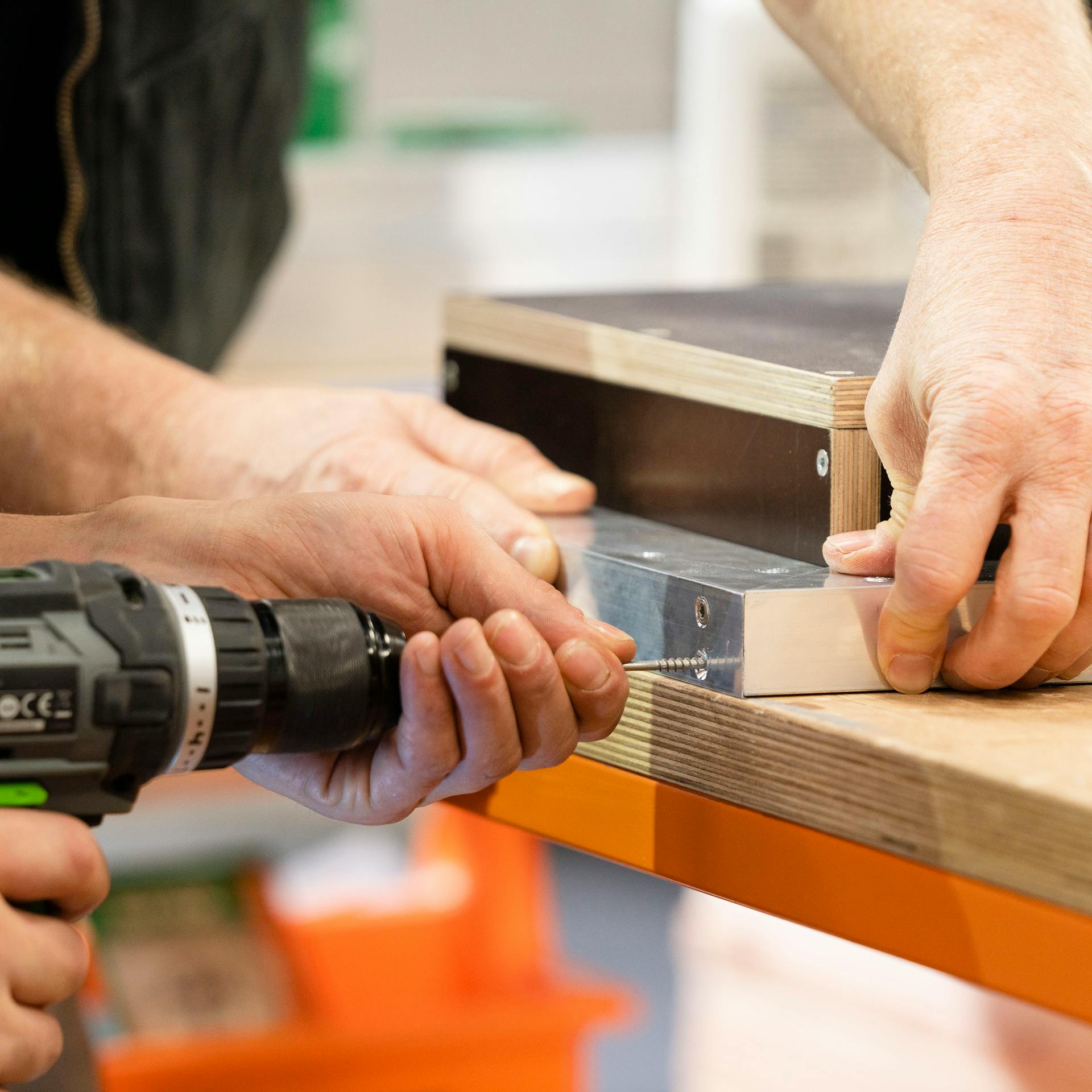 A keretet összecsavarozzák