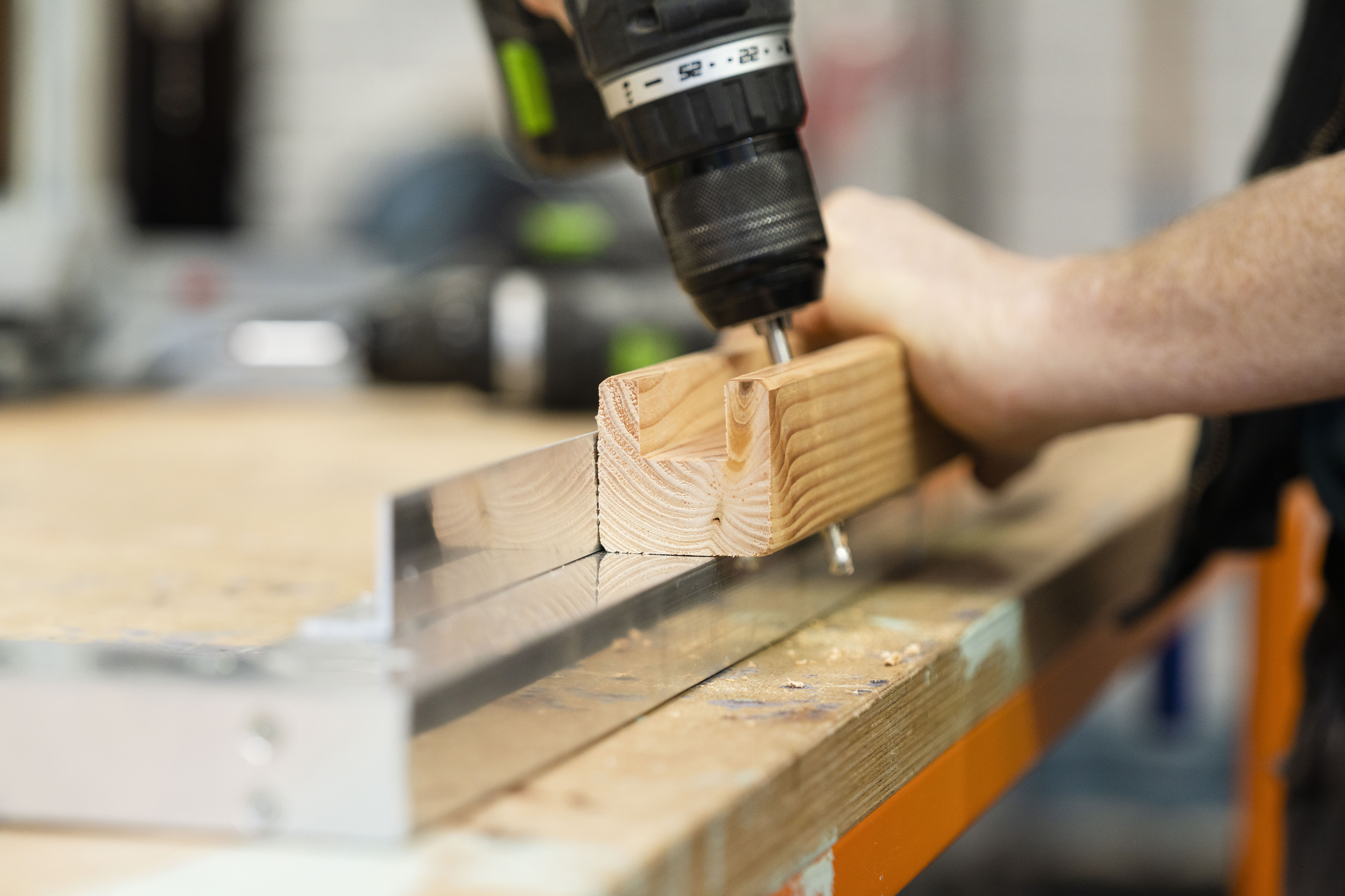 Lyukat fúrnak a fába az esővíz elvezetésére