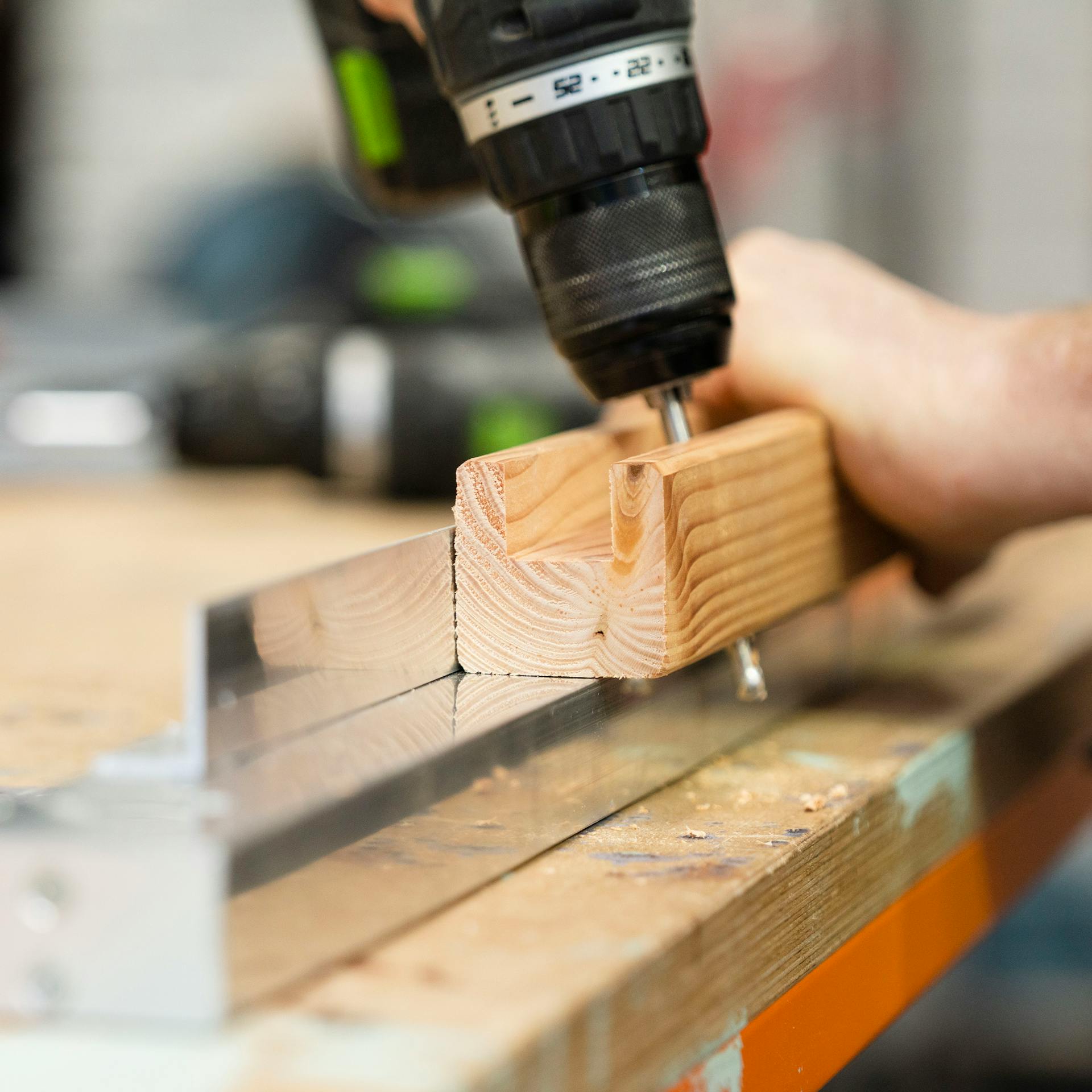 Lyukat fúrnak a fába az esővíz elvezetésére