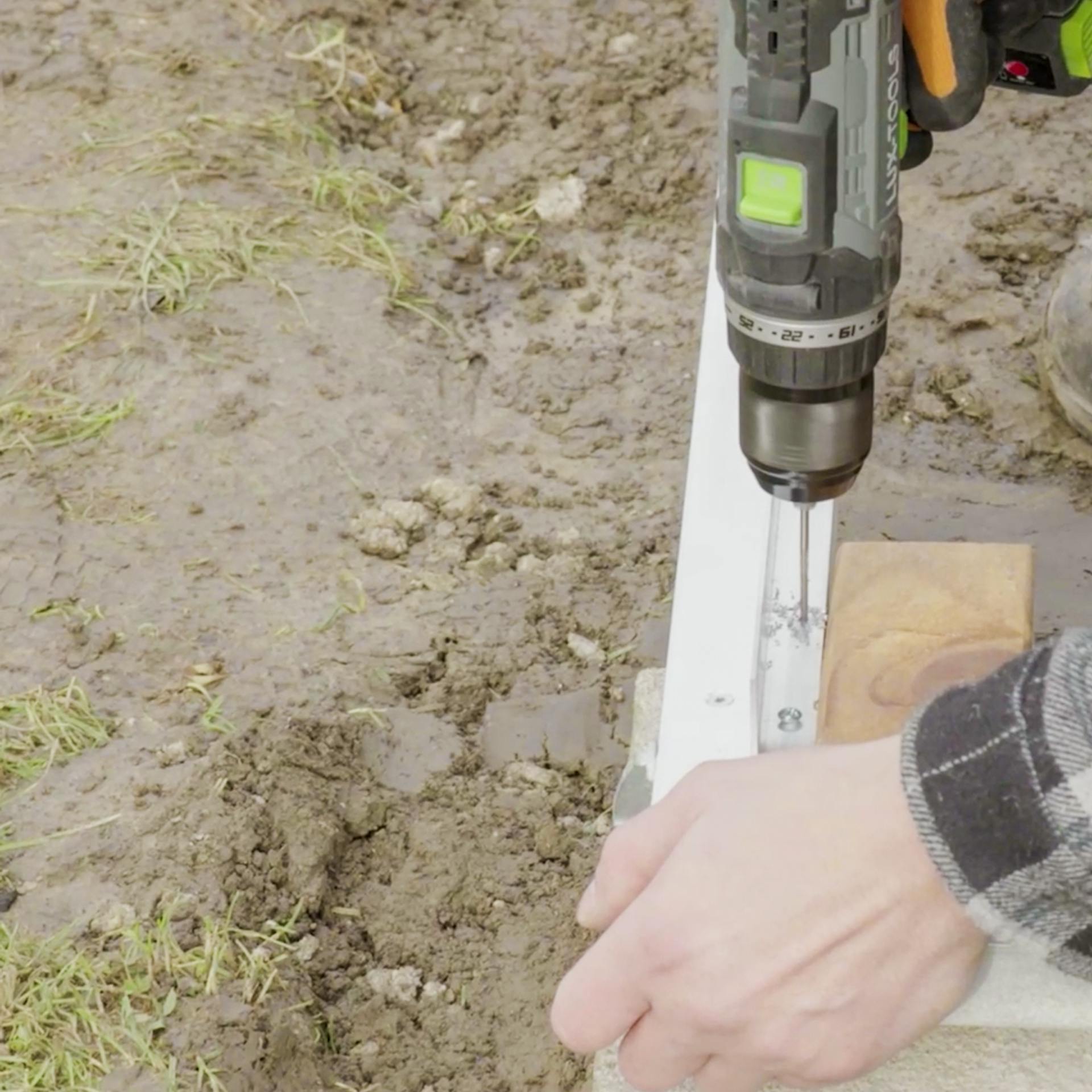 Heimwerker bohrt Schraube in Aluprofil fest.