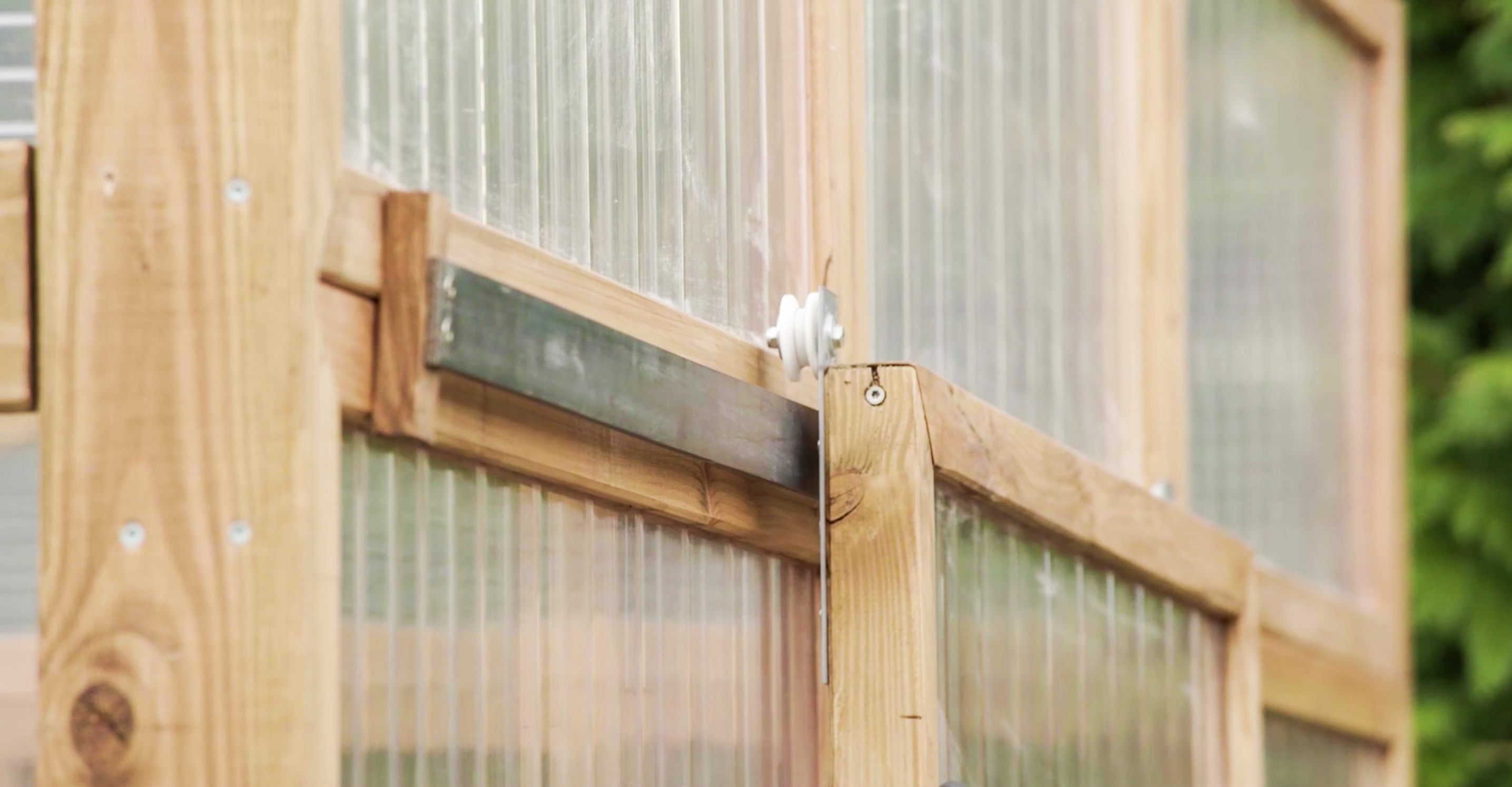 A tolóajtót a sínre helyezzük