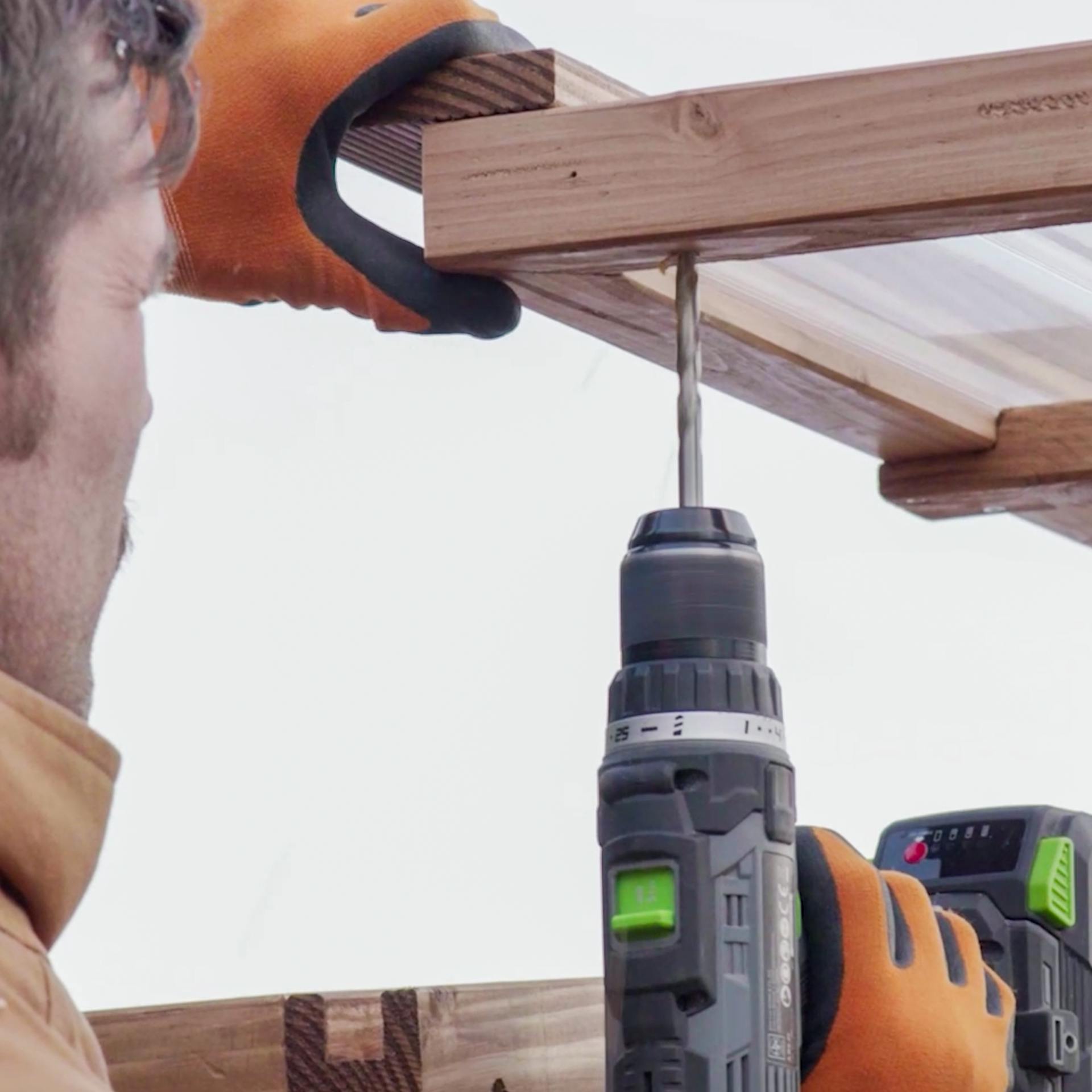 Felcsavarozzuk a tetőt