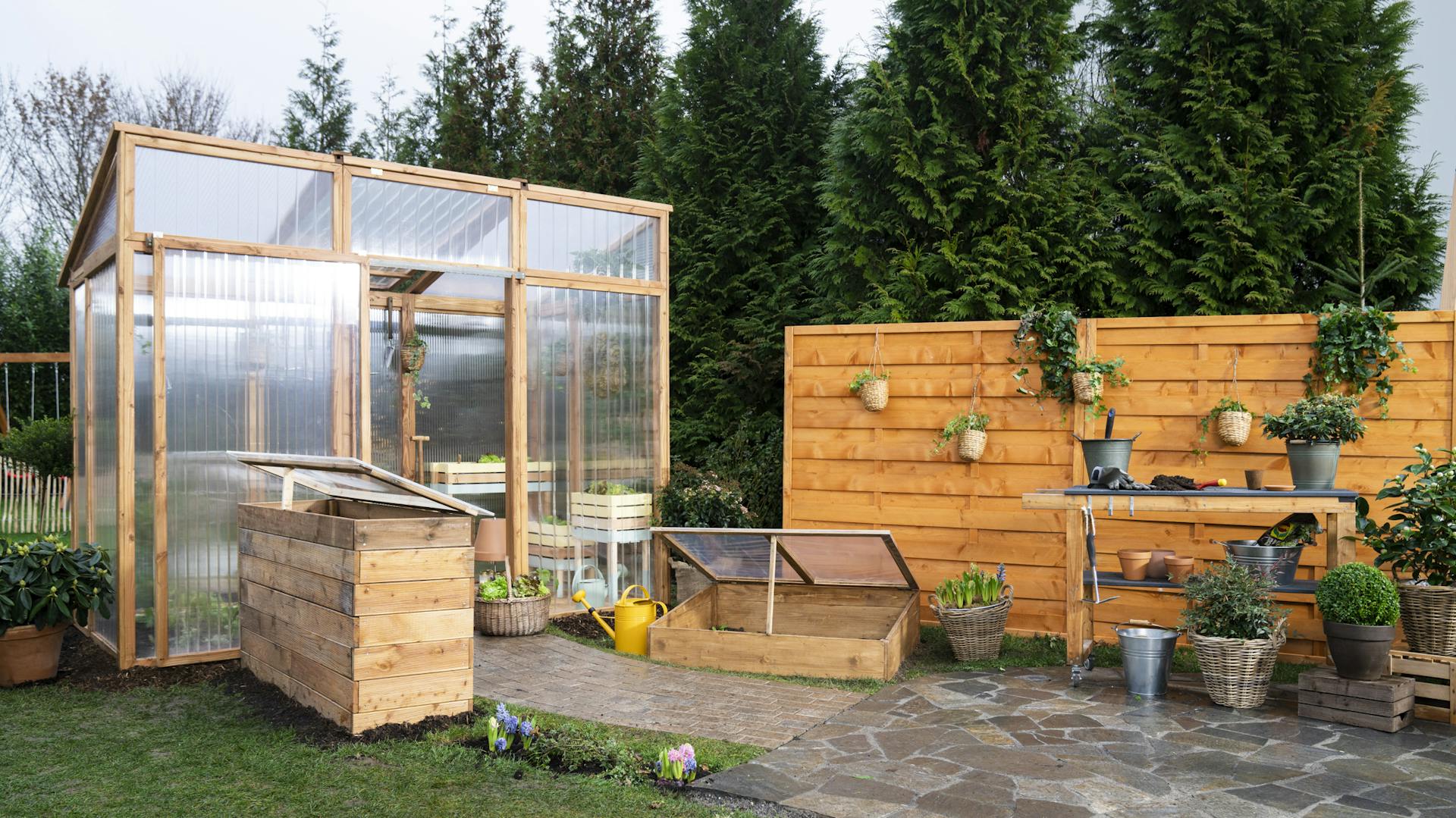 Das fertige Gewächshaus im Garten