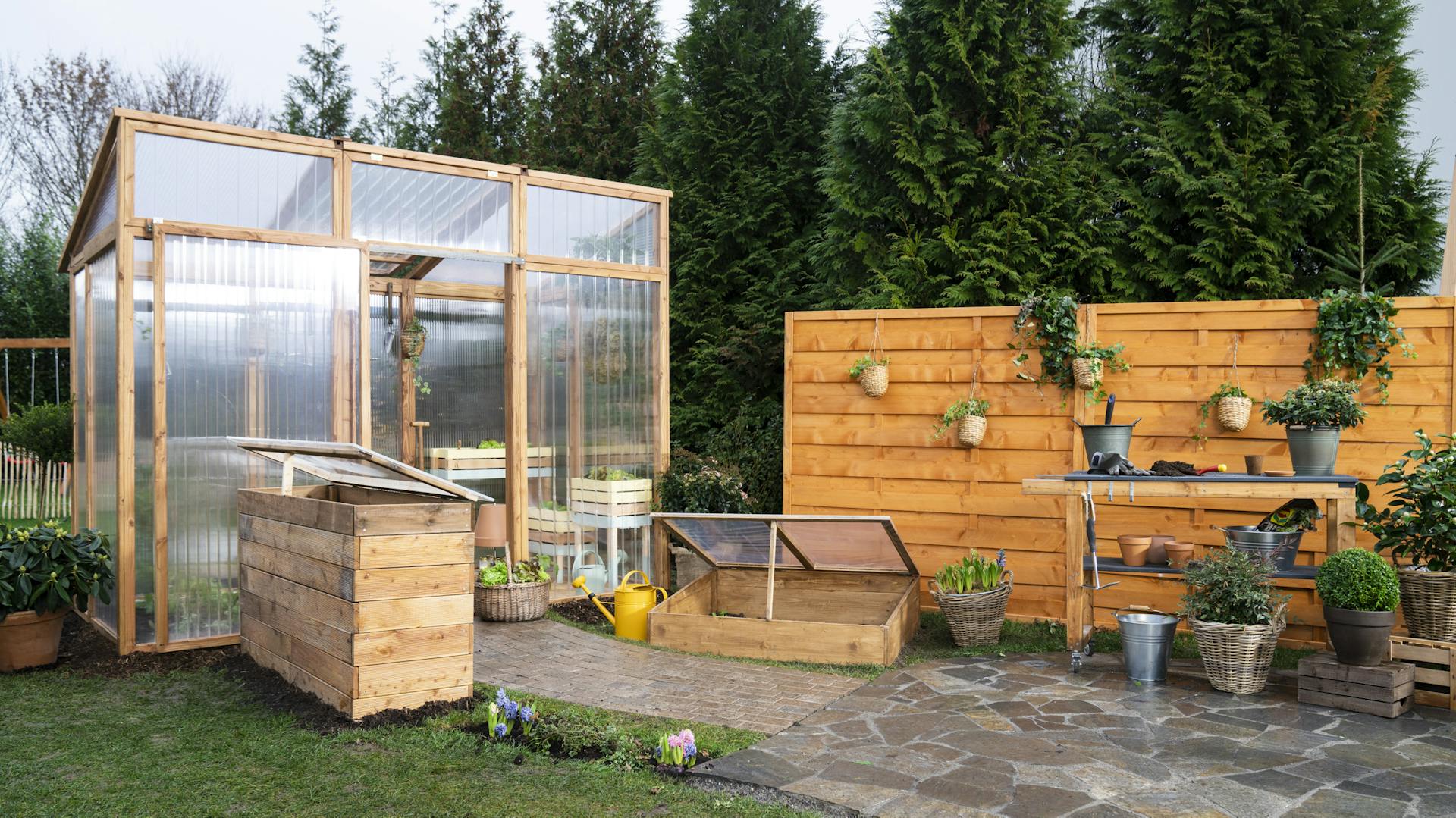 Das fertige Gewächshaus im Garten