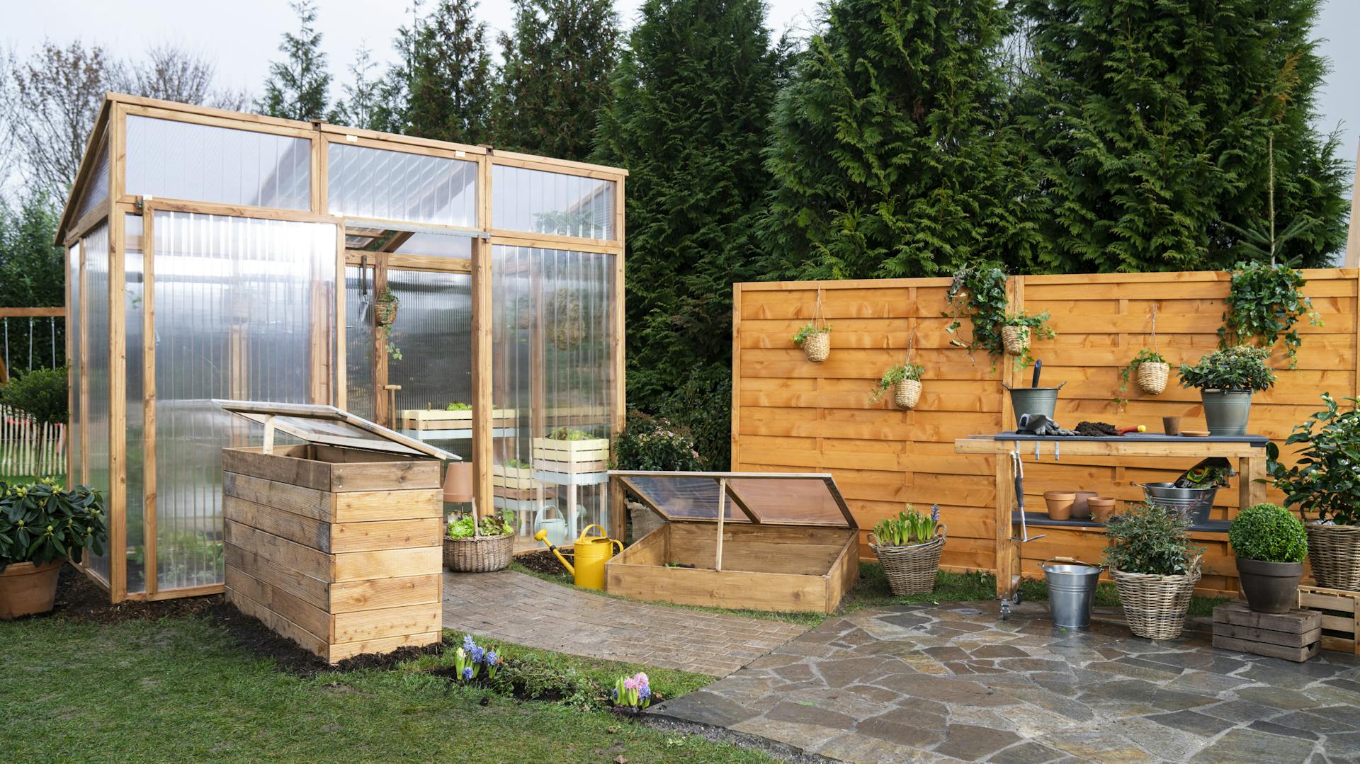 Az elkészült üvegház a kertben