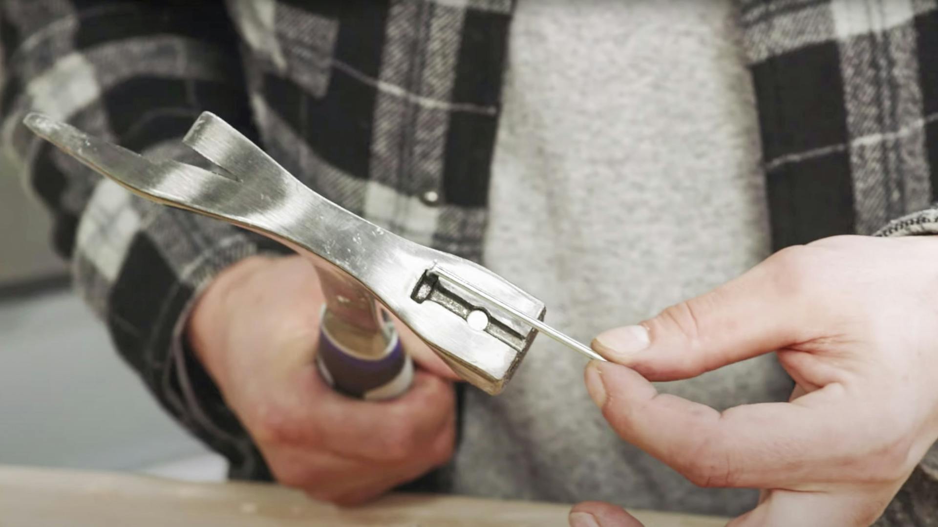 Latthammer mit Vorrichtung für Nagel.