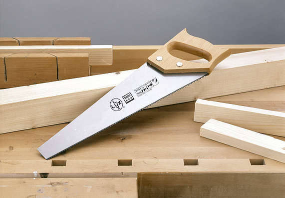 Fuchsschwanzsäge auf Holz