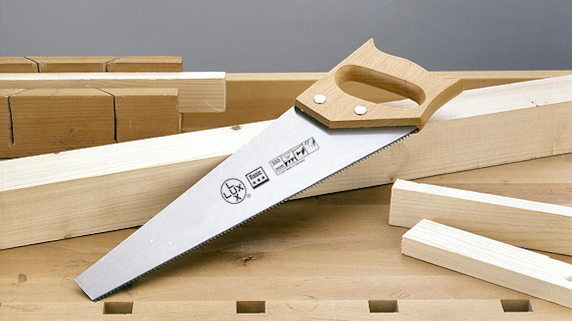 Fuchsschwanzsäge auf Holz