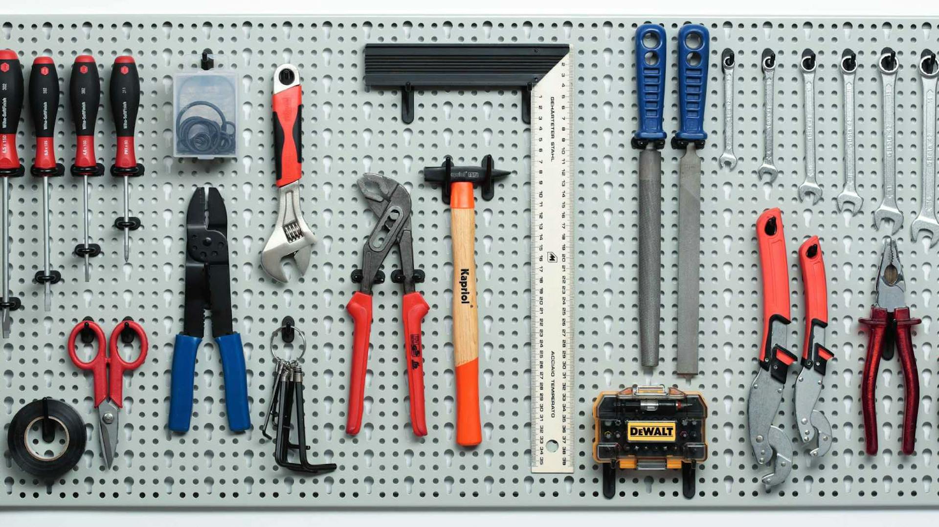 Handwerkzeuge auf Werkzeugwand