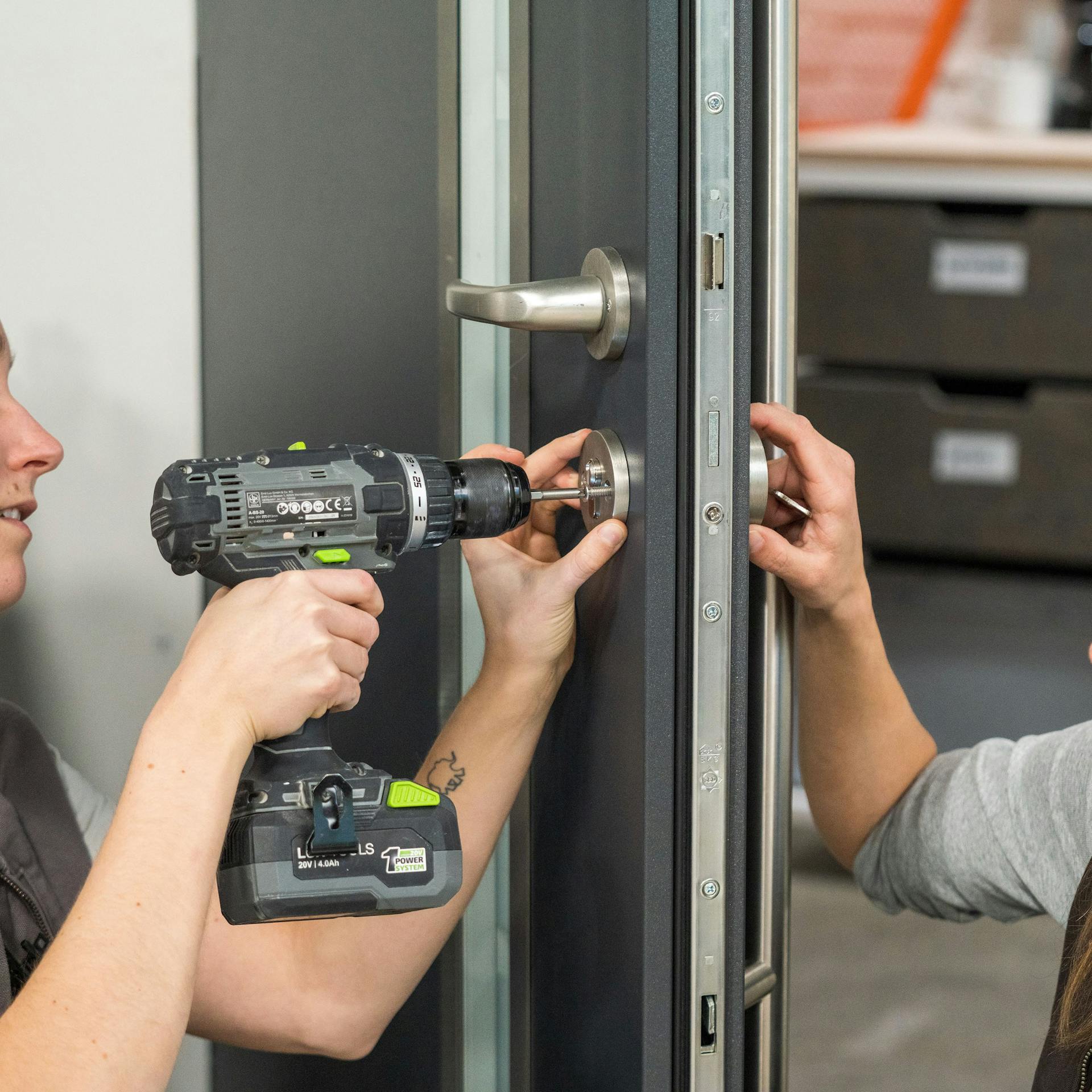 Heimwerkerinnen fixieren den Zylinder in der Türfalz.